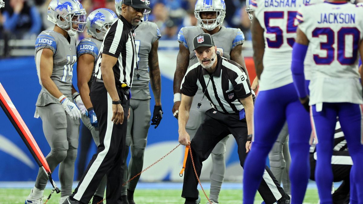 Detroit Lions vs Buffalo Bills Down judge Dana McKenzie (8) checks the yard marker chain during an NFL, American Football Herren, USA football game between the Detroit Lions and the Buffalo Bills i...