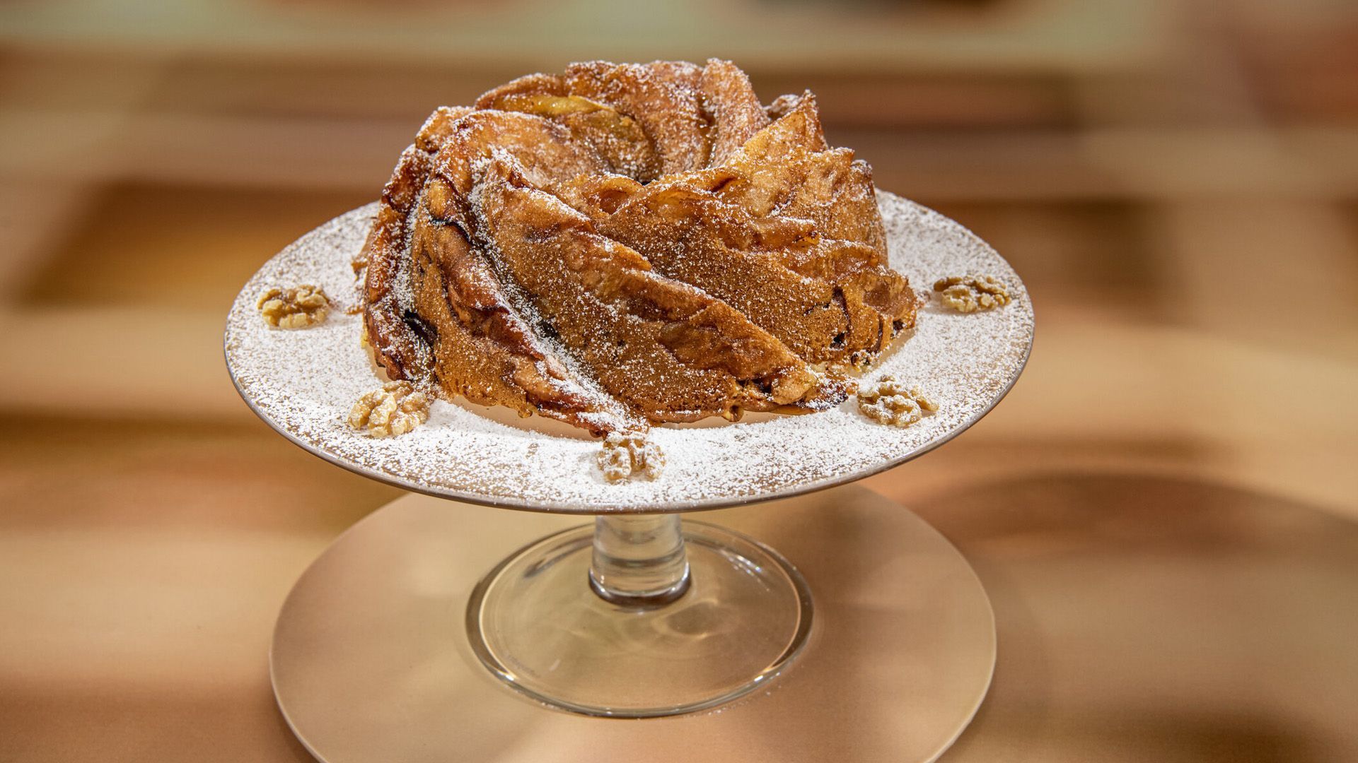 Würziger Apfel-Gugelhupf: Rezept aus &amp;quot;Das große Backen&amp;quot;