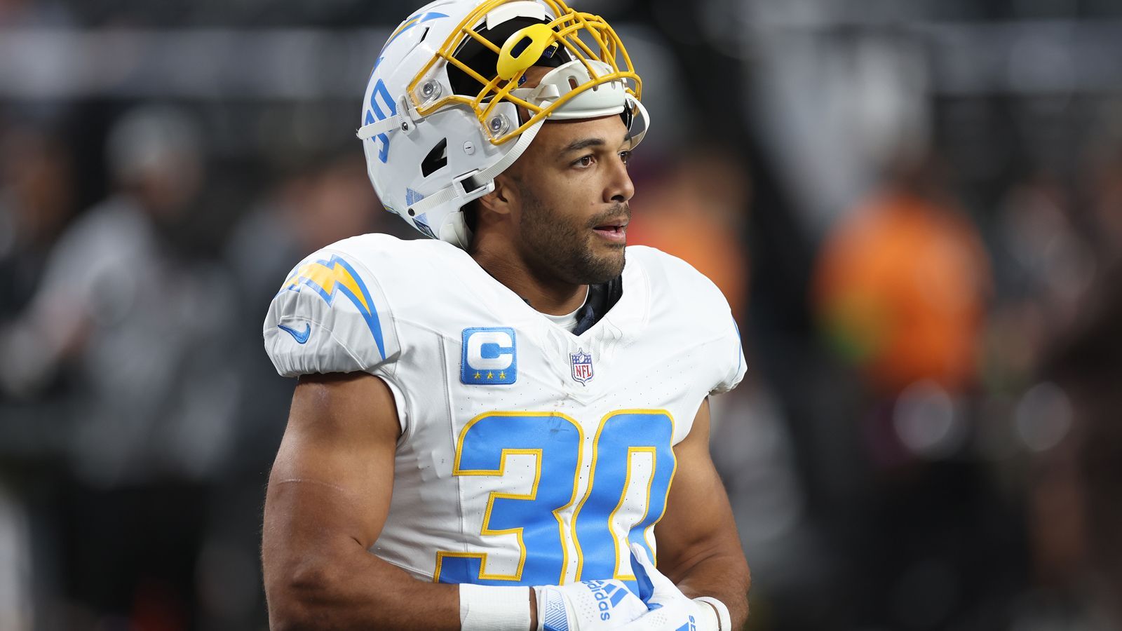 <strong>Austin Ekeler (Los Angeles Chargers)</strong><br><strong>Position:</strong>&nbsp;Running Back<br><strong>Vertrag:</strong>&nbsp;4 Jahre, 15 Millionen (garantiert)&nbsp;<br><strong>Maximaler Bonus:</strong>&nbsp;1,75 Mio.<br><strong>Wahrscheinlicher Bonus:</strong>&nbsp;100.000<br><strong>Deal:</strong>&nbsp;100.000 für 1125 Scrimmage Yards, 200.000 für 1250, 400.000 für 1375, 600.000 für 1500 und 900.000 für 1639 + 150.000 für 10 Touchdowns, 350.000 für 13 TDs, 600.000 für 16 TDs + Pro-Bowl-Nominierung = 150.000&nbsp;<br><strong>Stand</strong>: 879 Scr. Yards, 6 TDs