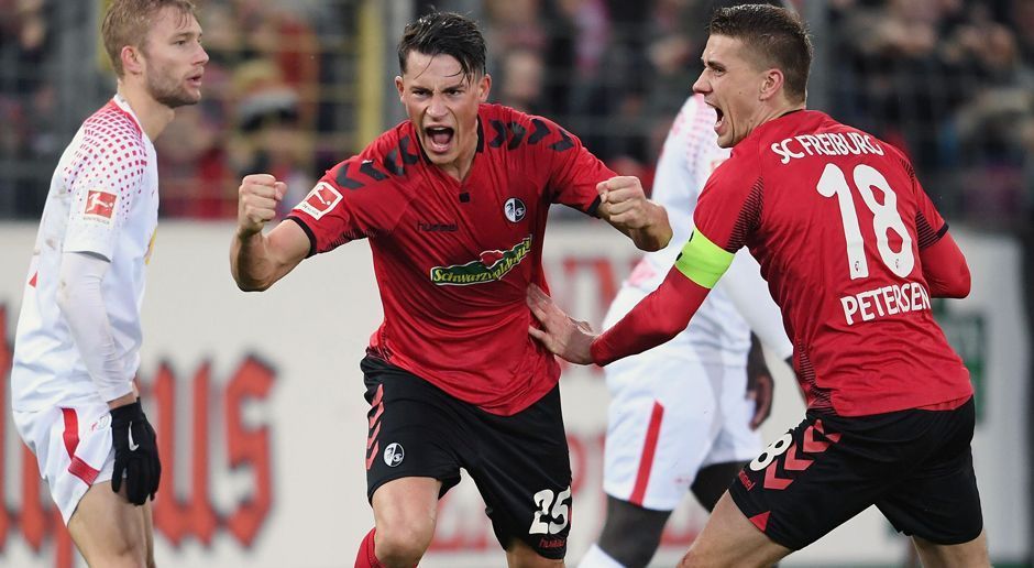 
                <strong>SC Freiburg - eine Macht bei Standards</strong><br>
                In der 76. Minute des 19. Spieltags erzielte Freiburgs Robin Koch (Mi.) per Kopf den 2:1-Siegestreffer gegen den amtierenden Vize-Meister RB Leipzig - nach einer Standardsituation. Bei ruhenden Bällen Bällen ist der Sport-Club derzeit besonders stark, hat ligaweit den höchsten Anteil an den insgesamt erzielten Toren. Elf ihrer 19 Treffer (58 Prozent) erzielten die Breisgauer in der Saison 2017/18 nach Standardsituation. (Quelle: OptaFranz/twitter)
              