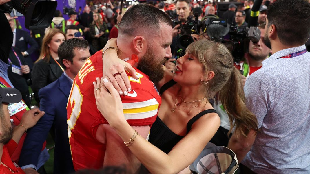 LAS VEGAS, NEVADA - FEBRUARY 11: Travis Kelce #87 of the Kansas City Chiefs kisses Taylor Swift after defeating the San Francisco 49ers 25-22 in overtime during Super Bowl LVIII at Allegiant Stadium on February 11, 2024 in Las Vegas, Nevada. (Photo by Ezra Shaw/Getty Images)