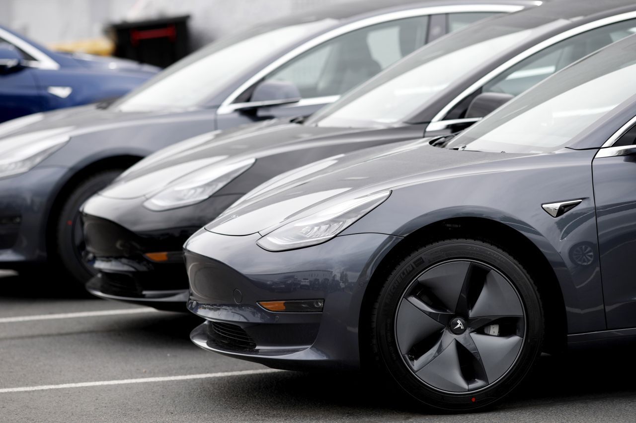 Für 2020 kündigte Musk eine Roboter-Taxiflotte an. Mitmachen könne jeder mit seinem privaten Tesla, sagte Elon Musk. Wer ihn gerade nicht brauche, könne sein Auto autonom Taxi fahren lassen. Der Plan wurde jedoch (noch) nicht in die Tat umgesetzt. Immerhin: Aktuell arbeitet Musk an einer Batterie, die 100 Jahre halten - und in Zukunft für seine Robo-Taxis eingesetzt werden soll.