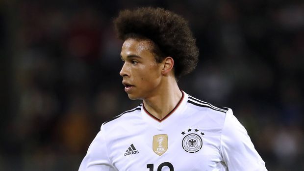 
                <strong>Verlierer: Leroy Sane</strong><br>
                Im Sommer wollte Löw Leroy Sane beim Confed Cup sehen, dieser wollte aber lieber eine lange fällige Operation an der Nasenscheidewand durchführen lassen, er sagte dem Bundestrainer ab. In den letzten WM-Quali-Spielen bekam Sane wieder eine Chance. Beim Kurzeinsatz gegen Nordirland konnte er keine Akzente setzen, gegen Aserbaidschan legte er immerhin einen Treffer auf. Der Angreifer von Manchester City muss um die WM-Teilnahme kämpfen.
              