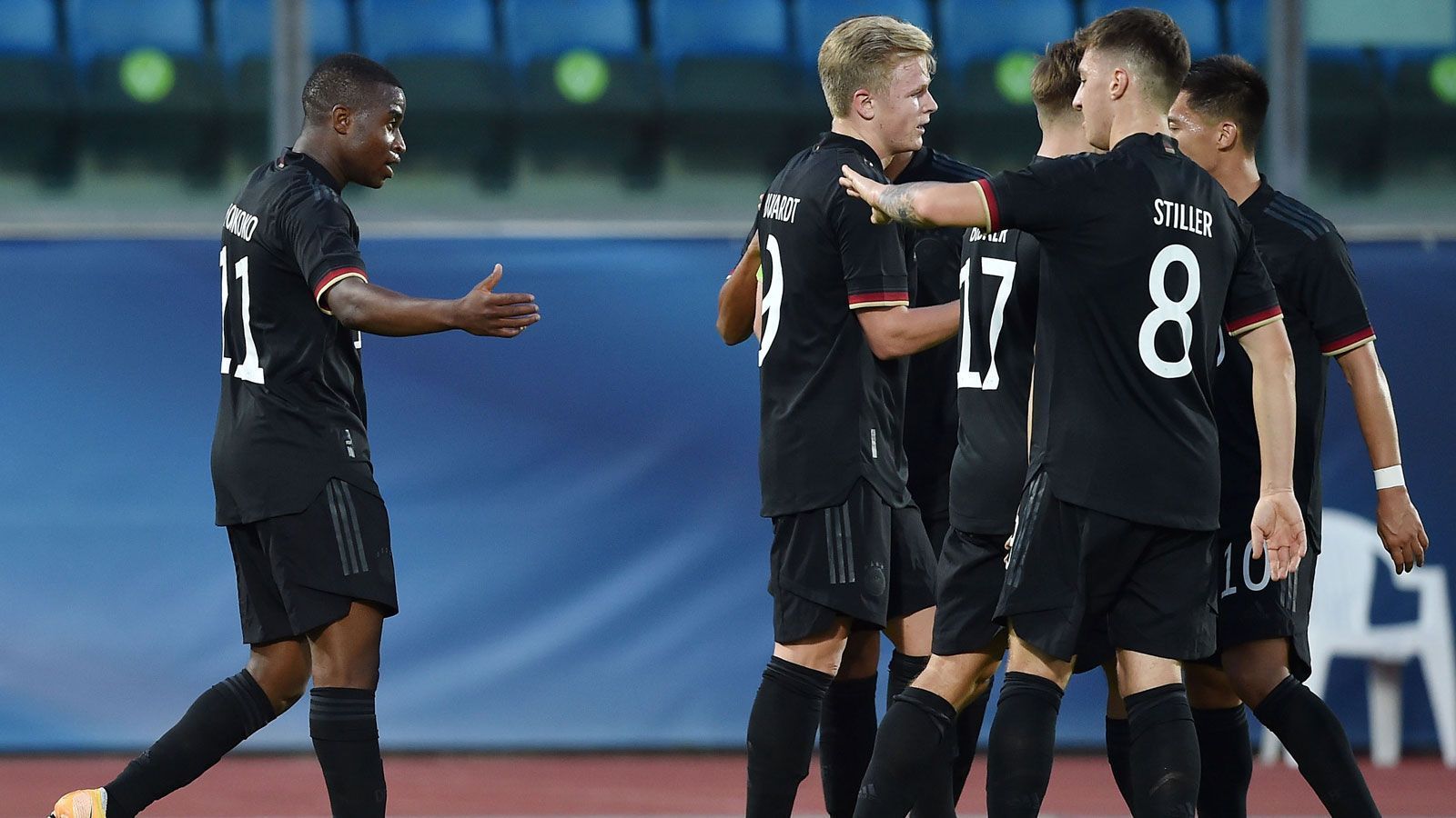 
                <strong>So lief Moukokos U21-Debüt gegen San Marino</strong><br>
                Anschließend darf er noch Burkardt zu dessen Doppelpack sowie Joker Jamie Leweling nach dessen 6:0 beglücken. Moukoko selbst hat im zweiten Durchgang kein Abschlussglück mehr, setzt unter anderem einen Freistoß daneben.
              