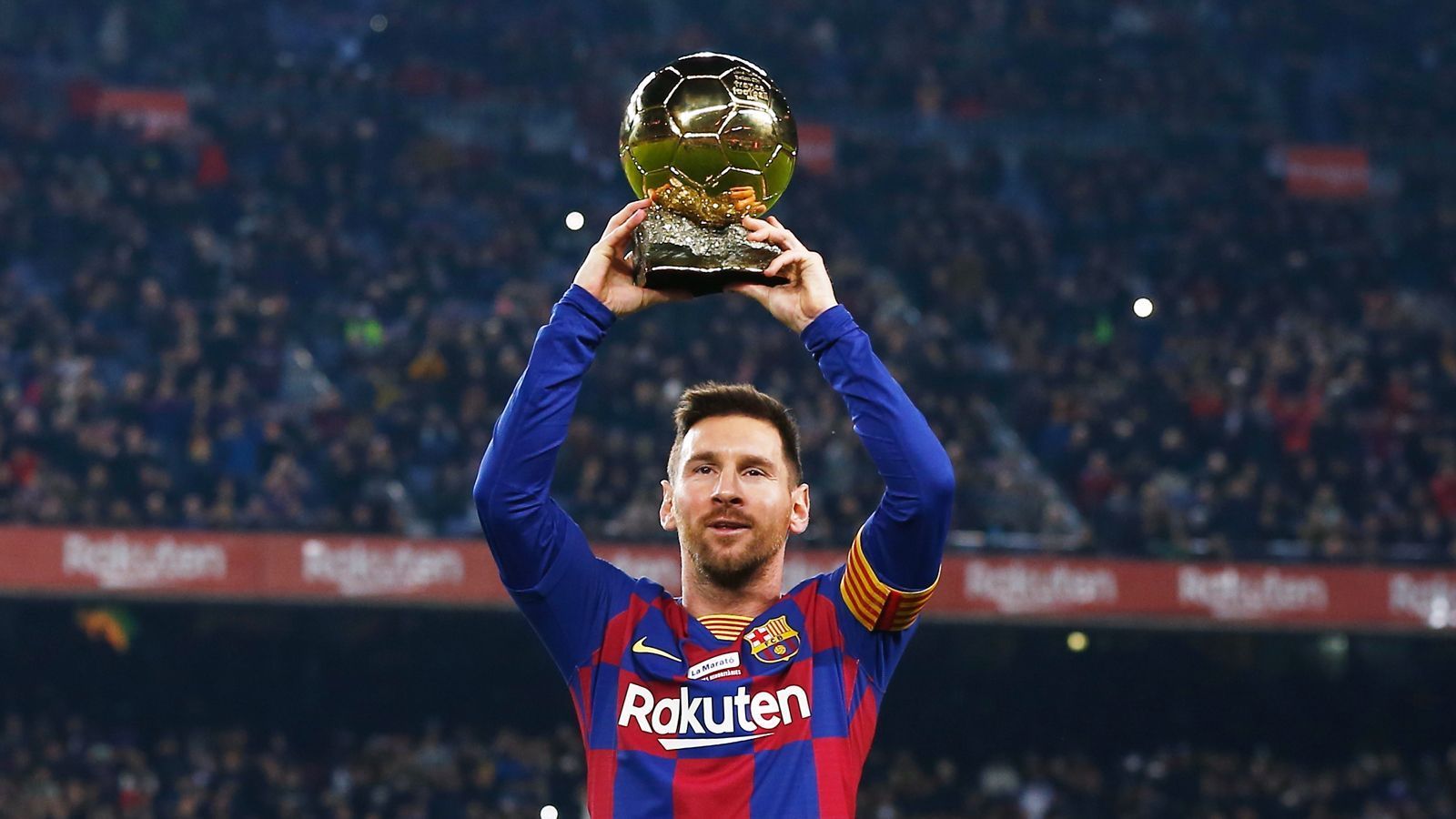 
                <strong>2009: Ballon D´Or – Gewinner</strong><br>
                Als Krönung der Triple-Saison wird Messi 2009 erstmals mit dem Ballon D´Or ausgezeichnet. Ausschlaggebend dafür sind 38 Tore und 19 Vorlagen in 51 Vereinsspielen. Mit insgesamt sieben Auszeichnungen (2009, 2010, 2011, 2012, 2015, 2019, 2021) ist Messi Rekordgewinner des Ballon D´Or vor seinem Dauerrivalen Cristiano Ronaldo (fünf Titel).
              