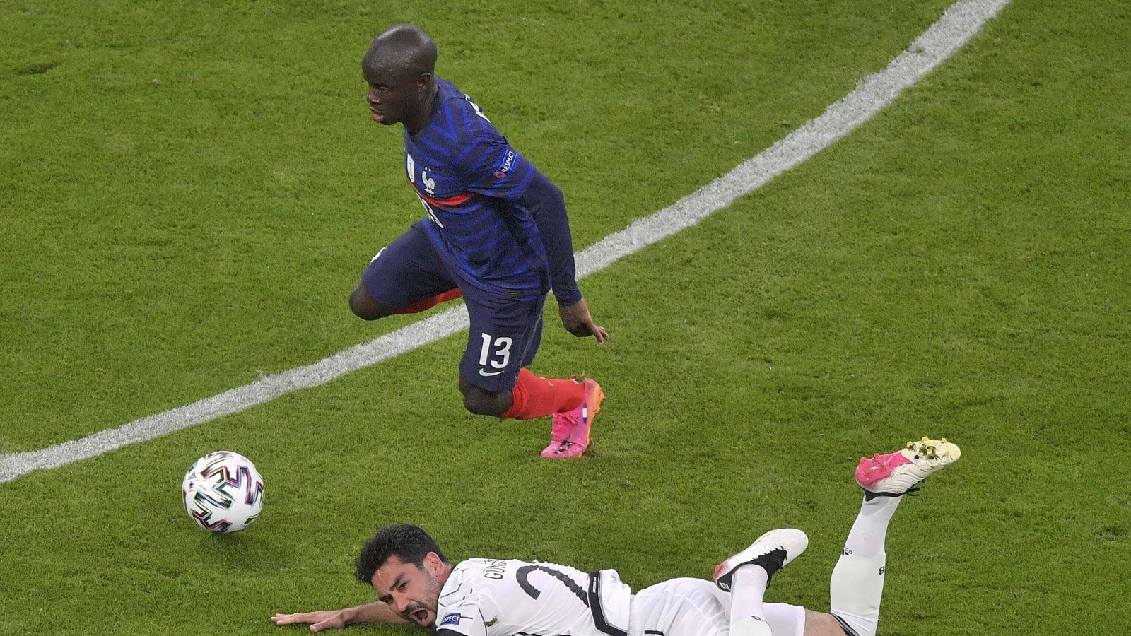 
                <strong>N'Golo Kante (Frankreich)</strong><br>
                Es sind die Kleinigkeiten, die Kante so groß machen. Hier eine Körpertäuschung, da mal kurz den Ball prallen lassen. Es ist eine Freude dem kleinen Mittelfeldspieler vom FC Chelsea beim Fußball zelebrieren zuzuschauen. ran-Note: 2
              