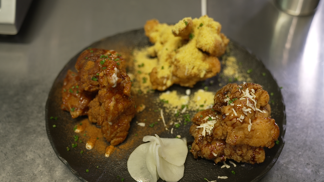 Korean Fried Chicken erfreut sich auch in Europa an steigender Beliebtheit. Besonders knusprig wird es durch das doppelte Frittieren.