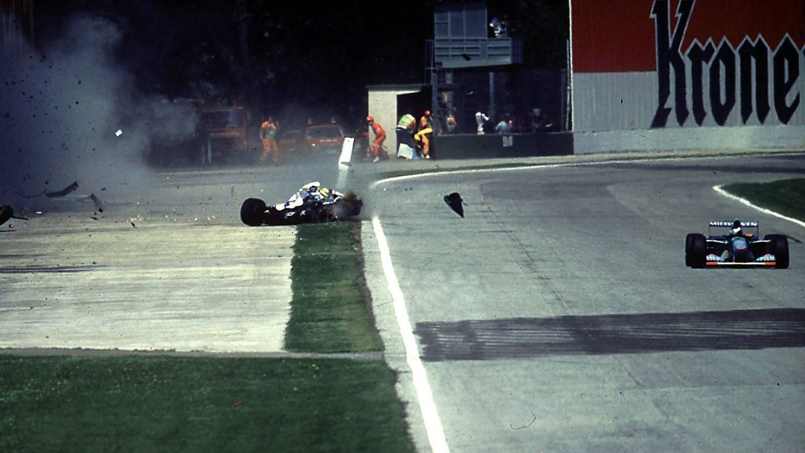 <strong>Ayrton Senna: Als die Formel 1 ihre Seele verlor</strong><br>
                Am 1. Mai 1994 verliert die Formel 1 ihre Inspiration, als Ayrton Senna stirbt. Ihre Seele. Ihr Leben. Das Rennwochenende in Imola verändert Vieles, aber auch Einiges zum Guten. Die Katastrophe baut sich damals über Tage auf.
