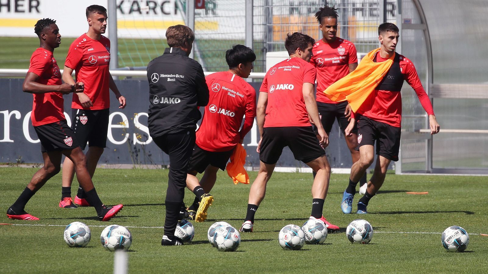 
                <strong>VfB Stuttgart</strong><br>
                Trainingsstart: 3. AugustTrainingslager: 22. bis 29. August in Kitzbühel (Österreich)Testspiele: am 8. August gegen SV Sandhausen (6:1), am 22. August gegen FC Liverpool (0:3), am 26. August gegen Hamburger SV (3:2), am 29. August gegen Arminia Bielefeld (2:0), am 5. September gegen Racing Club de Strasbourg (4:2)
              