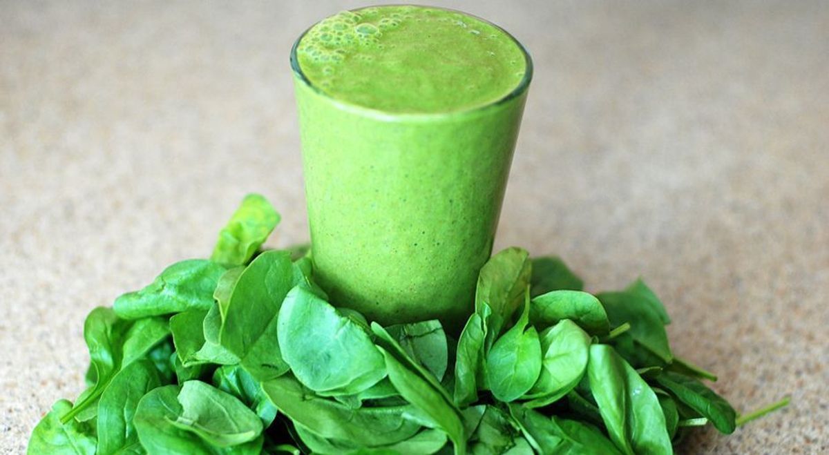 Grüner Detox-Smoothie mit Spinat, Grapefuit und Gurke