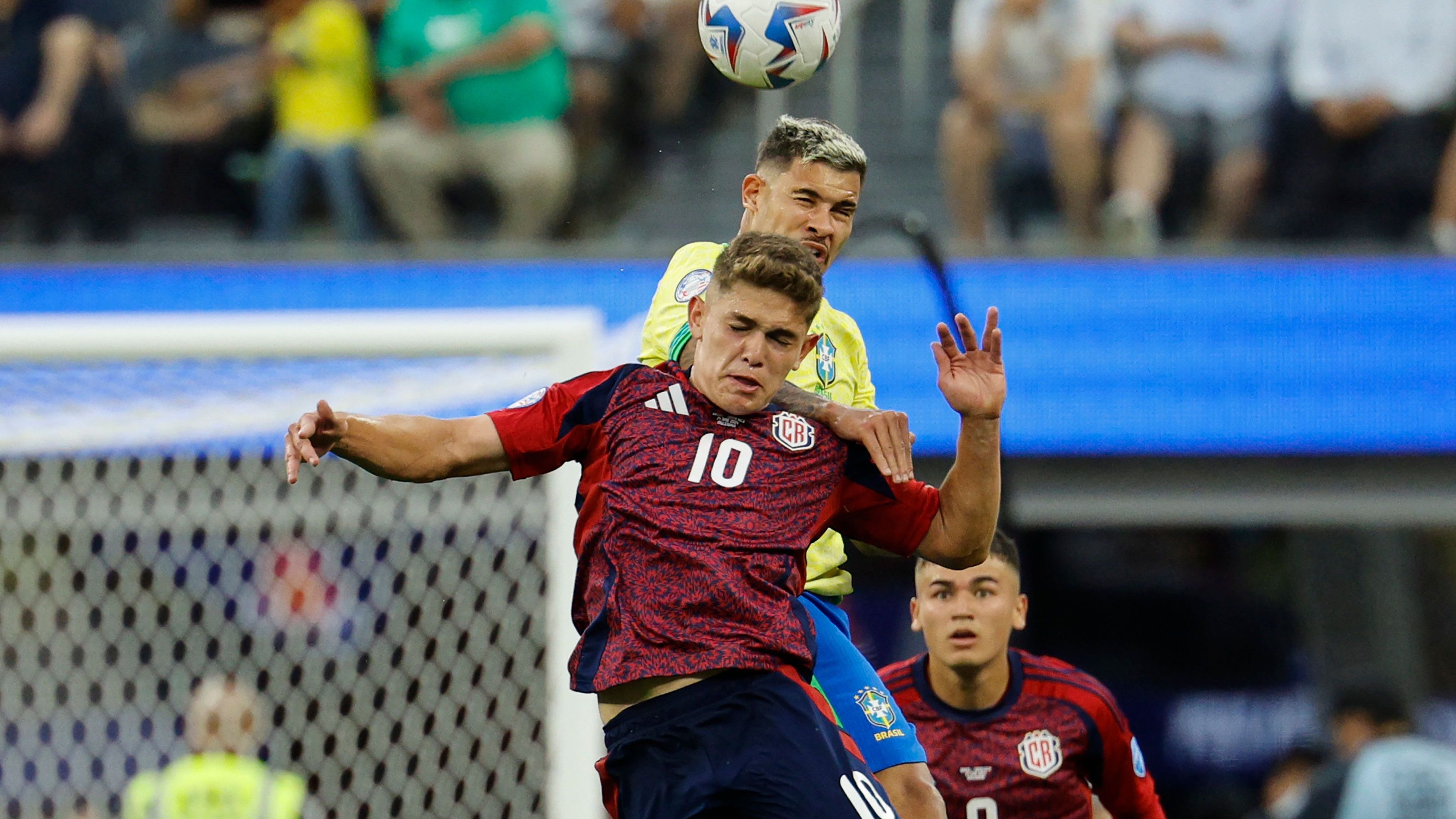 <strong>Brandon Aguilera (Costa Rica)</strong><br>Ein echter Rohdiamant. Mit erst 20 Jahren der Dreh- und Angelpunkt bei Costa Rica, die Brasilien im ersten Spiel ein 0:0 abgerungen haben. 2022 verließ er die Heimat und wechselte für 950.000 Euro zu Nottingham Forest. Seitdem wurde er mehrfach verliehen. Das Turnier könnte ein Sprungbrett für den offensiven Mittelfeldspieler sein. Der erste Eindruck stimmt.<br><strong>Verein:</strong>&nbsp;Nottingham Forest<br><strong>Alter:</strong> 20<br><strong>Marktwert</strong>: 300.000 Euro