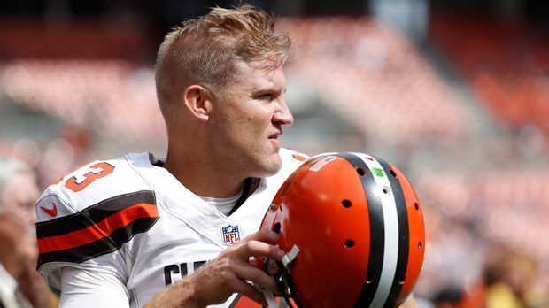 
                <strong>Josh McCown zu den New York Jets</strong><br>
                Die New York Jets haben einen neuen Quarterback. Routinier Josh McCown hat im "Big Apple" einen Einjahresvertrag unterschrieben, bei dem sechs Millionen Dollar garantiert sein sollen. Wie NFL-Insider Ian Rapoport berichtet, könnte das Gehalt des 37-Jährige durch leistungsbezogene Boni auf 13 Millionen Dollar steigen. McCown gilt als athletischer Quarterback mit einem guten Arm, allerdings steht seine Bilanz aus den letzten drei Jahren bei zwei Siegen und 20 Niederlagen. 
              