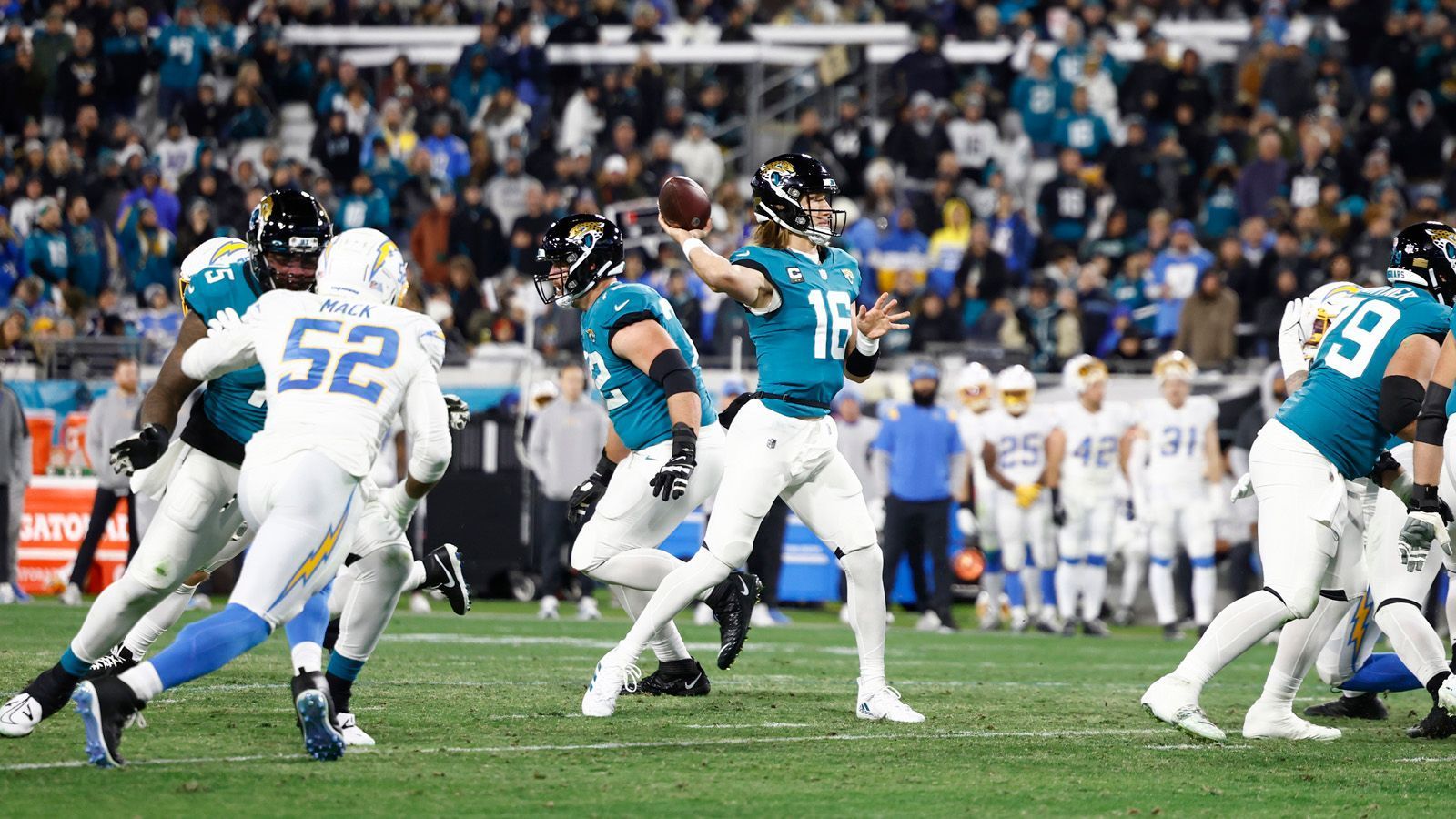 
                <strong>Platz 5: Jacksonville Jaguars (2023)</strong><br>
                Trevor Lawrence legt mit den Jacksonville Jaguars eine der seltsamsten aber gleichzeitig auch beeindruckendsten Leistungen der Franchise-Geschichte hin. In der Wild Card Round gegen die Los Angeles Chargers warf der Quarterback zunächst vier Interceptions, die Jaguars lagen in der ersten Hälfte bereits mit 0:27 zurück. Lawrence gelang die Wende, warf anschließend vier Touchdowns und führte die Jaguars kurz vor Ablauf der Uhr in Field-Goal-Reichweite. Kicker Riley Patterson zeigte keine Nerven und verwandelte aus 36 Yards zum 31:30-Sieg. 
              