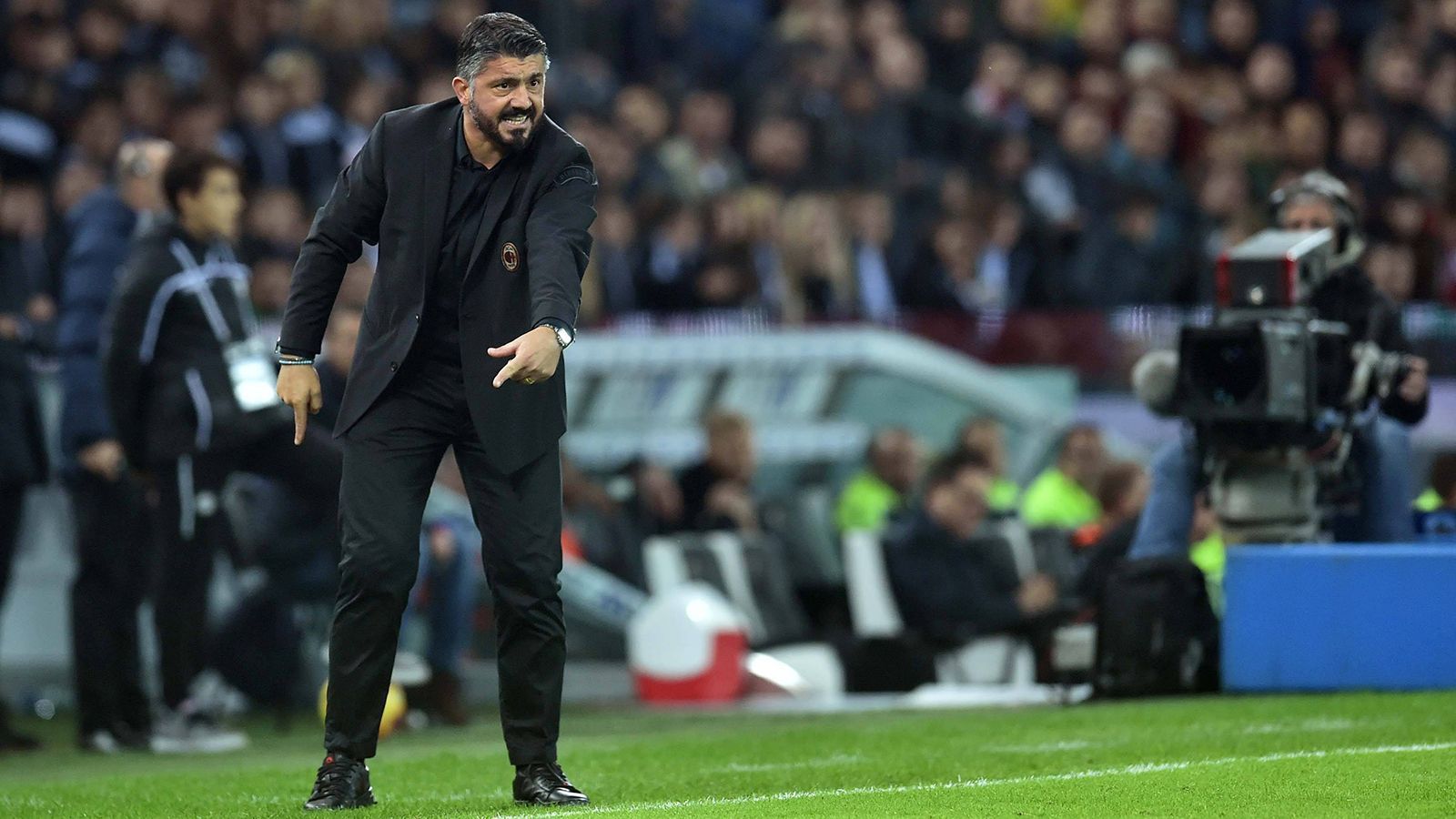
                <strong>Gennaro Gattuso (Trainer AC Mailand)</strong><br>
                Über die Zwischenstation als Trainer der U19 des AC Mailand wechselte Gattuso 2017 binnen vier Monaten auf den Trainerstuhl der Profimannschaft der "Rossoneri" und ersetzte dort Landsmann Vincenzo Montella. Nach Platz 6 in der vergangenen Saison soll die aktuelle Saison nun erfolgreicher werden. Mit sechs Siegen, drei Unentschieden und zwei Niederlagen spielt Milan derzeit oben mit. Schon als Spieler war Gattuso, der für seine Mentalität und körperbetonte Spielweise berüchtigt war, über zehn Jahre für Milan aktiv. Für den FC Sion fungierte er als Spielertrainer. Anschließend folgten Stationen als Trainer bei US Palermo, OFI Kreta und dem AC Pisa. 
              