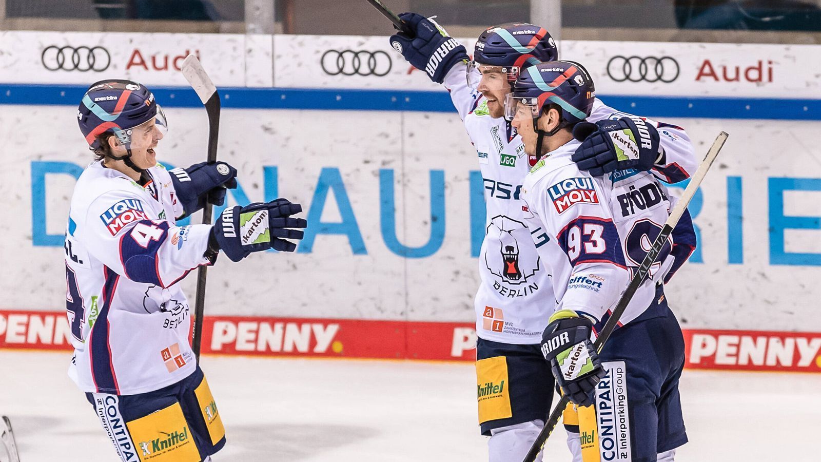 
                <strong>Deutschland: Meister-Power und Stanley-Cup-Champion</strong><br>
                Zwar bestreiten zehn DEB-Cracks ihre erste WM, dazu zählt aber auch Tom Kühnhackl, der mit Pittsburgh bereits zweimal den Stanley Cup gewann. Und mit den Berliner Meistern Noebels-Pföderl-Reichel steht eine eingespielte Reihe im Kader. Zudem vertraut Söderholm auf die Rollenverteilung in seiner Truppe, wie bei Nico Krämmer, der in Mannheim überragend in Unterzahl spielte.
              