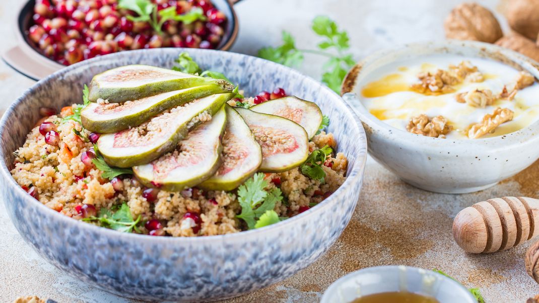 Perfekt zum Fastenmonat Ramadan haben wir ein leckeres Rezept für einen süßen Bulgursalat.