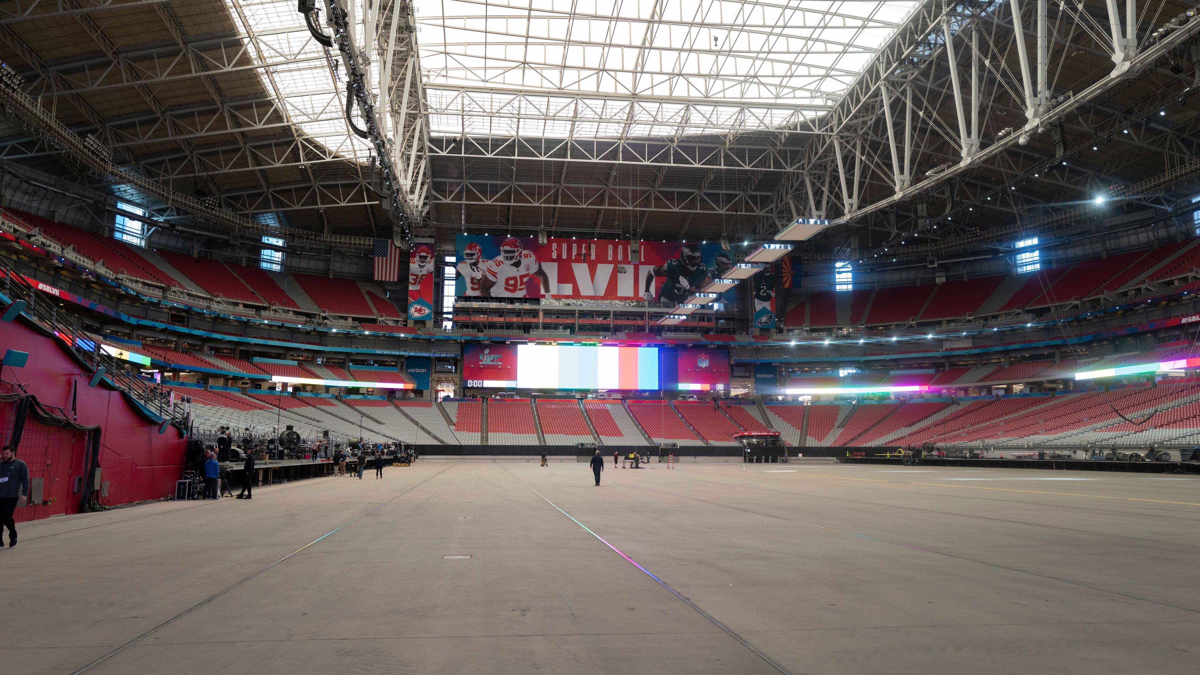 
                <strong>Super Bowl LVII: Die besten Bilder vom State Farm Stadium aus Glendale, Arizona</strong><br>
                Für den Super Bowl wird natürlich alles ganz besonders hergerichtet. Der Rasen, auf dem die Arizona Cardinals in der laufenden NFL-Saison gespielt haben, hat ausgedient. Ein neues Geläuf musste her und ... 
              