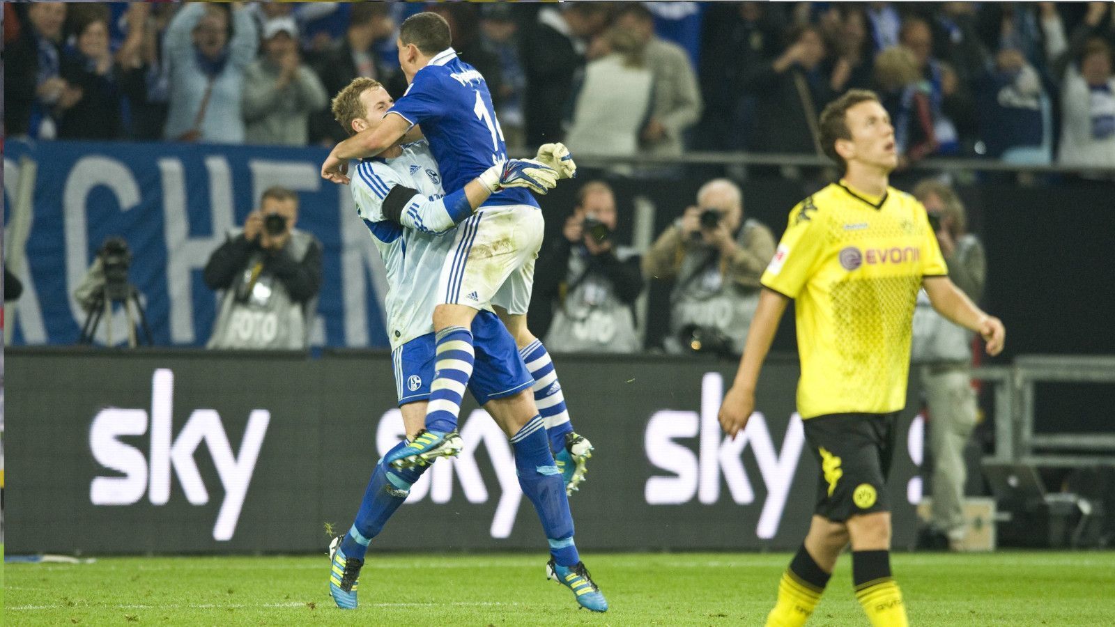 
                <strong>2011: FC Schalke 04 - Borussia Dortmund 4:3 n.E.</strong><br>
                Im Jahr darauf fehlen die Bayern. Stattdessen spielt der neue Deutsche Meister aus Dortmund im Supercup. Schalke stemmt sich dieses Mal als amtierender Pokalsieger dagegen und erzwingt ein Elfmeterschießen. Für die Königsblauen versenken u.a. Lewis Holtby, Edu und Jose Jurado. Den entscheidenden Versuch vom jungen BVB-Angreifer Ivan Perisic hält der überragende Schalke-Keeper Ralf Fährmann. S04 holt sich in der heimischen Veltins-Arena den Titel. 
              