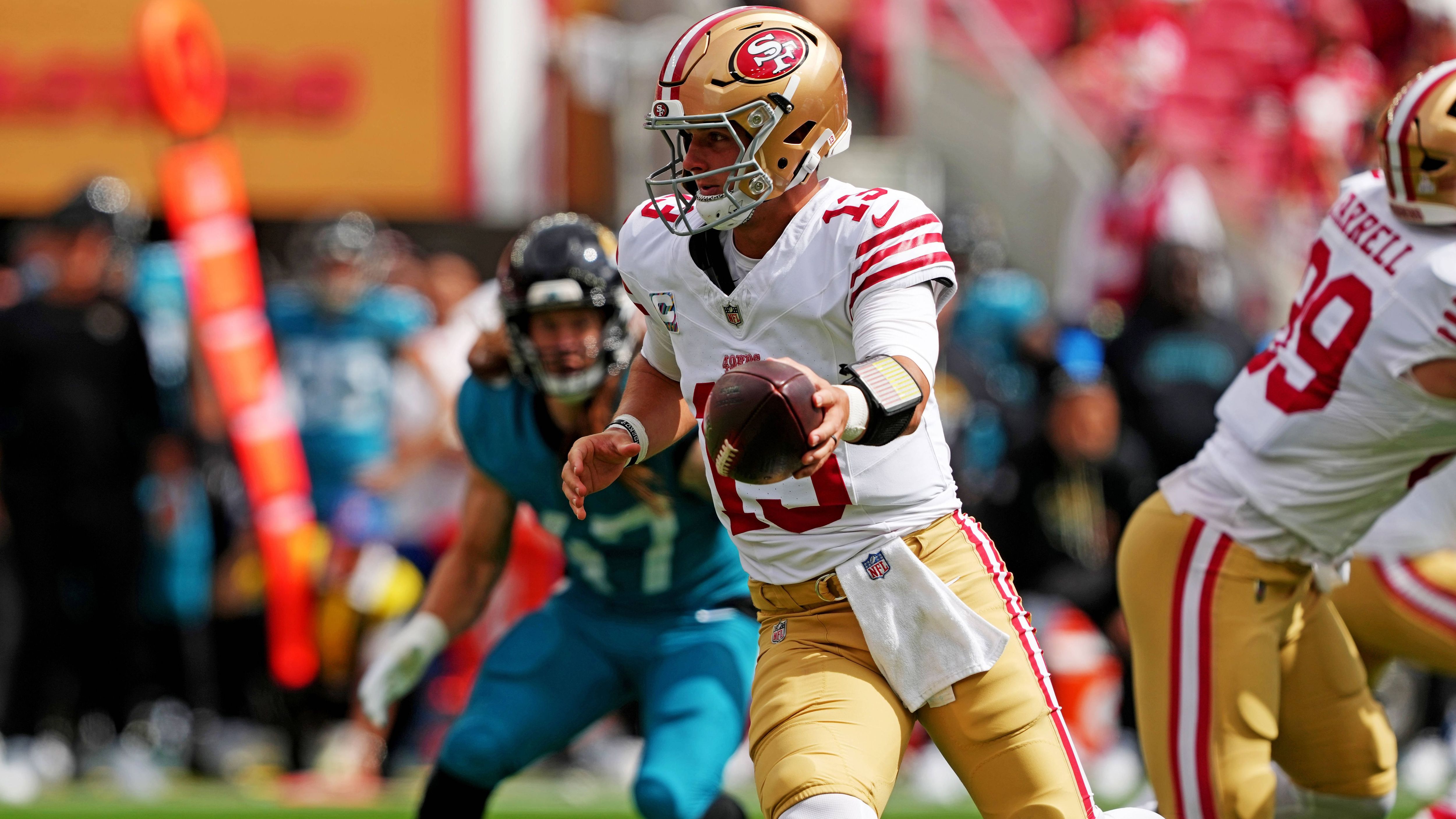 <strong>San Francisco 49ers<br></strong>Gegen die Jacksonville Jaguars kehrte Brock Purdy zurück - wohl auch gezwungenermaßen, weil Backup Mac Jones ebenfalls angeschlagen war. Prompt klagte Purdy danach wieder über Probleme an seinem lädierten Zeh. Die Folge: Im Thursday Night Game gegen die Los Angeles Rams muss der Quarterback wieder passen.<br>• Starter: Brock Purdy<br>• Backup: Mac Jones<br>• Practice Squad: Adrian Martinez<br>• Verletzt: Kurtis Rourke (Rookie)