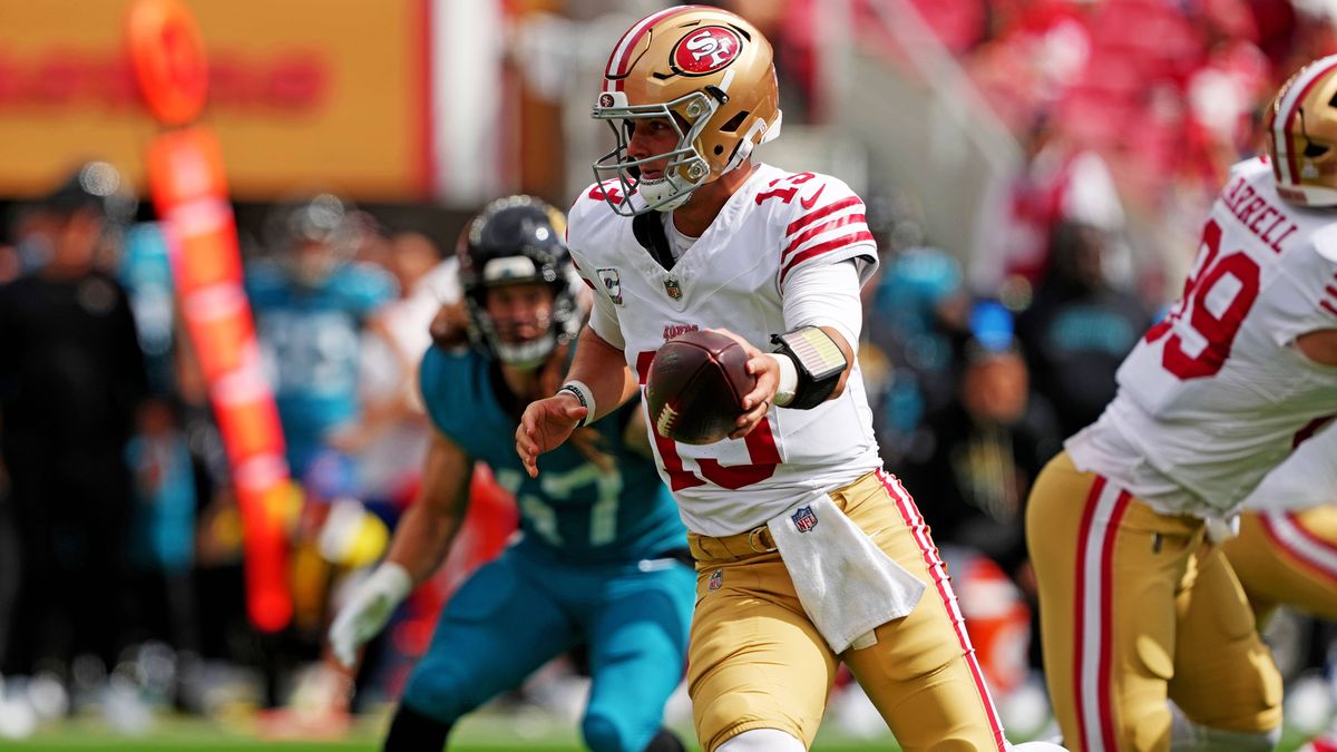 NFL, American Football Herren, USA Jacksonville Jaguars at San Francisco 49ers Sep 28, 2025; Santa Clara, California, USA; San Francisco 49ers quarterback Brock Purdy (13) fakes a handoff during th...