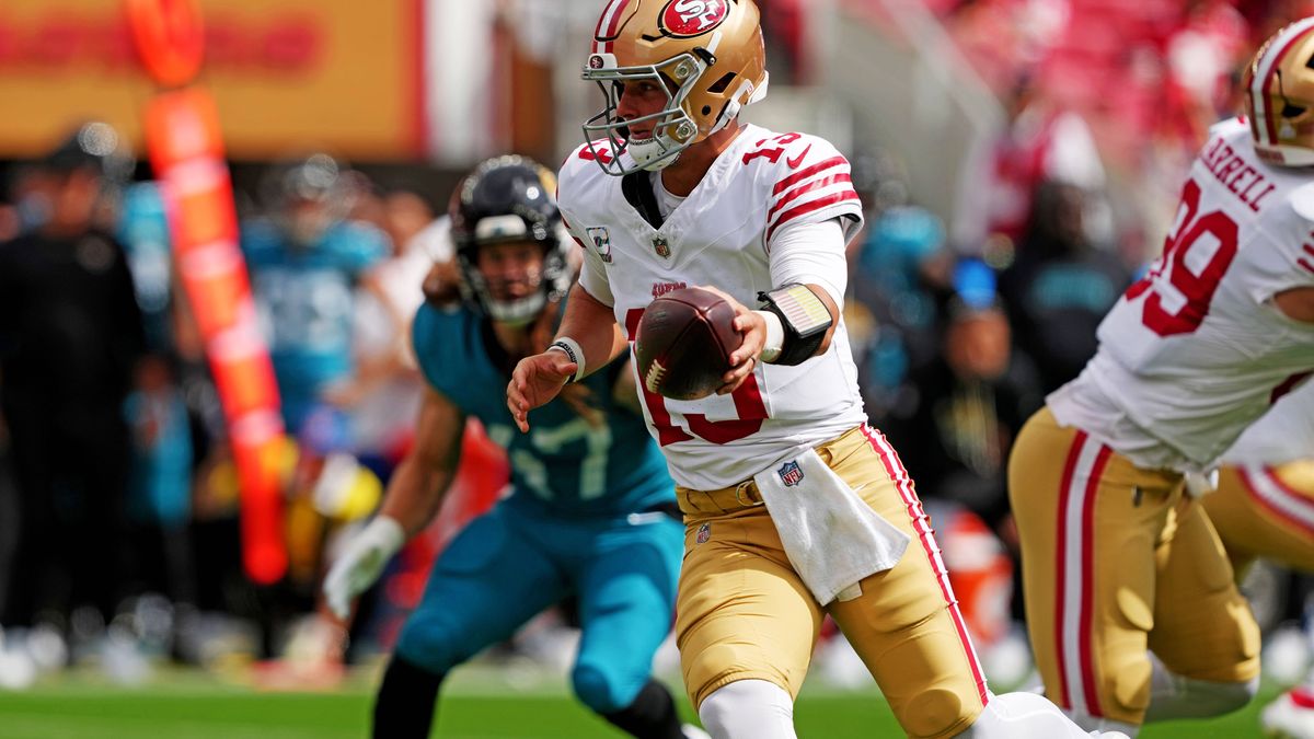 NFL, American Football Herren, USA Jacksonville Jaguars at San Francisco 49ers Sep 28, 2025; Santa Clara, California, USA; San Francisco 49ers quarterback Brock Purdy (13) fakes a handoff during th...