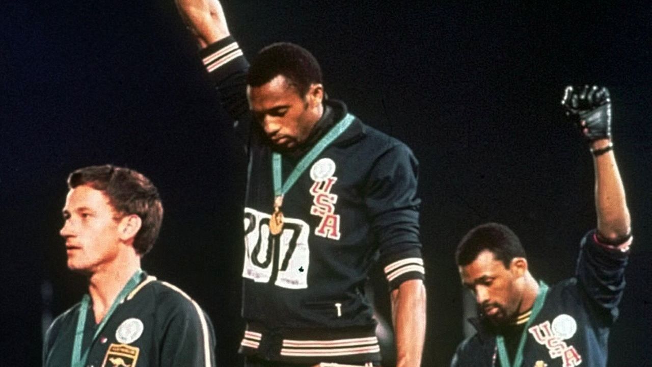 1968: Im Kampf für die Bürgerrechte der afroamerikanischen Bevölkerung heben die Amerikaner Tommie Smith und John Carlos die Black-Power-Faust. Eine solche Geste auf dem Siegerpodest des 200-Meter-Laufs in Mexico-City galt damals noch als Skandal. Beide wurden danach aus der Mannschaft geworfen. Ihre Karriere war beendet. Heute können Sportler sich wie bei der Fußball-EM 2021 zum Glück gegen Rassismus positionieren.