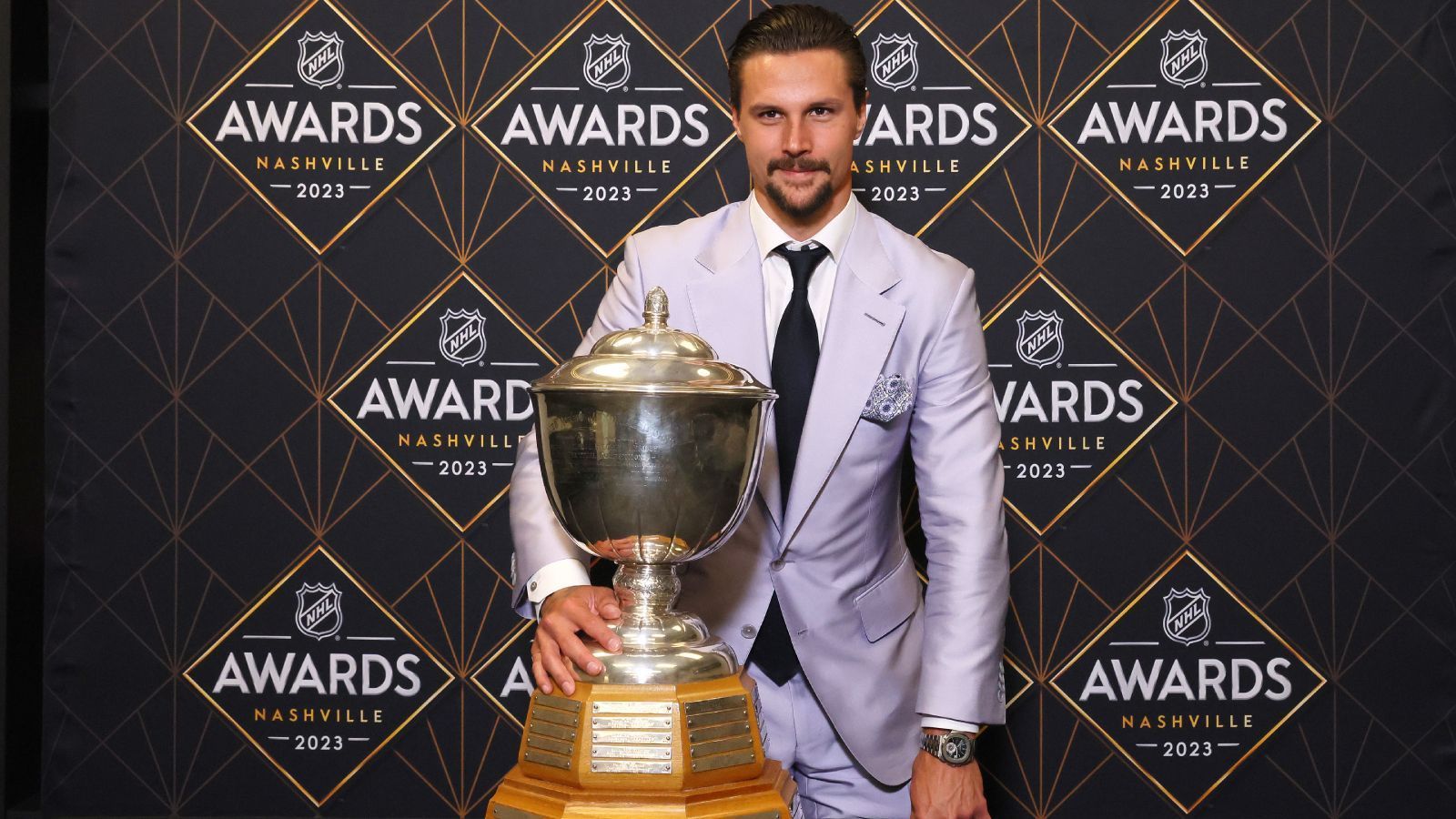 
                <strong>James Norris Memorial Trophy (Bester Abwehrspieler)</strong><br>
                &#x2022; Erik Karlsson<br>&#x2022; Team: San Jose Sharks<br>
              