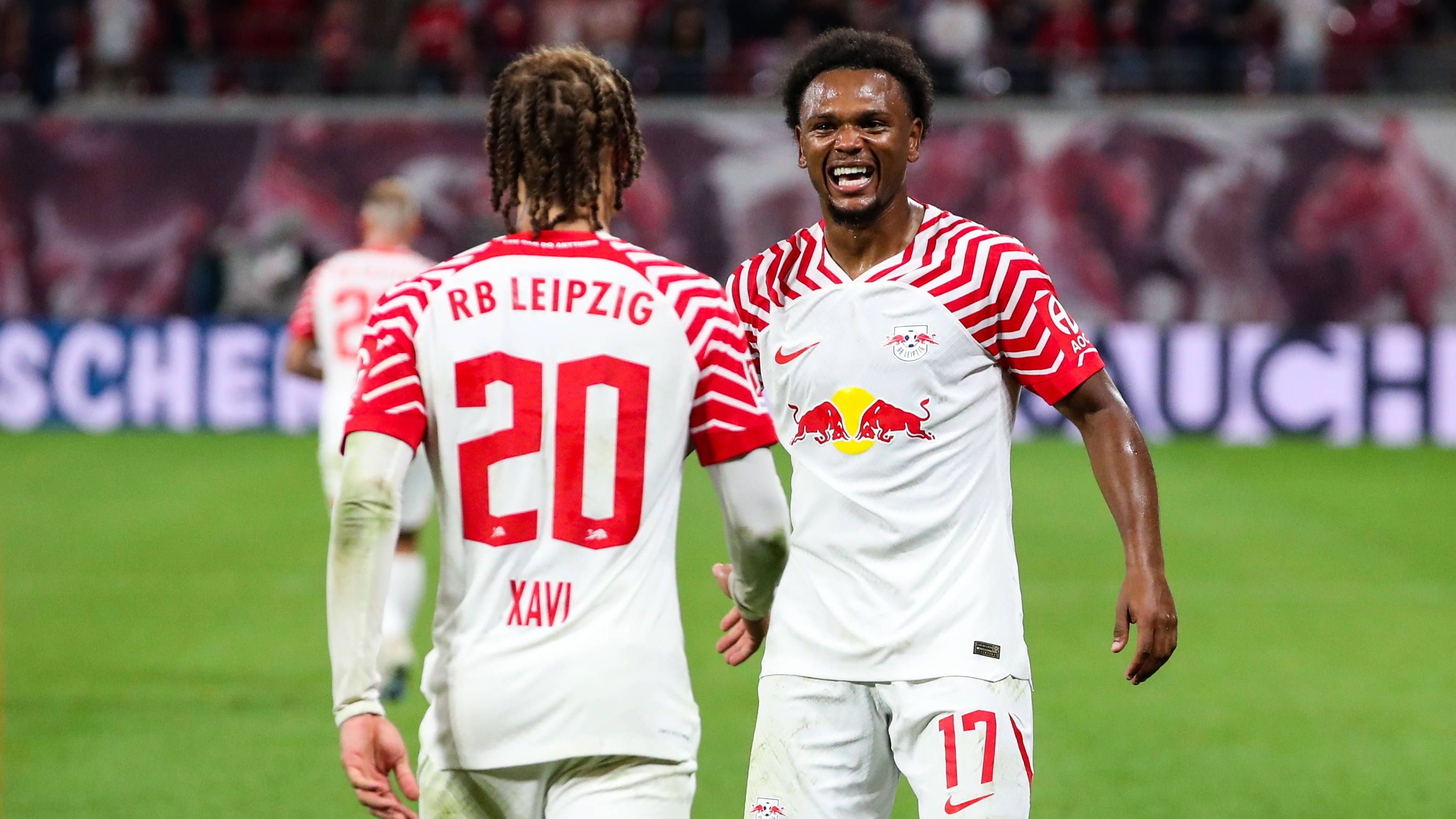 <strong>RB Leipzig</strong><br>
                • Benjamin Sesko (für 24 Millionen Euro von RB Salzburg)<br>• Nicolas Seiwald (für 20 Millionen Euro von RB Salzburg)<br>• Christoph Baumgartner (für 24 Millionen Euro von der TSG 1899 Hoffenheim)<br>• Leopold Zingerle (ablösefrei vom SC Paderborn)<br>• Fabio Carvalho (für ein Jahr auf Leihbasis vom FC Liverpool)<br>• Lois Openda (r./für 43 Millionen Euro vom RC Lens)<br>• El Chadaille Bitshiabu (für 15 Millionen Euro von Paris St. Germain)<br>• Xavi Simons (l./für ein Jahr auf Leihbasis von Paris St. Germain)<br>• Castello Lukeba (für 30 Millionen Euro von Olympique Lyon)<br>• Christopher Lenz (für 1 Million Euro von Eintracht Frankfurt)