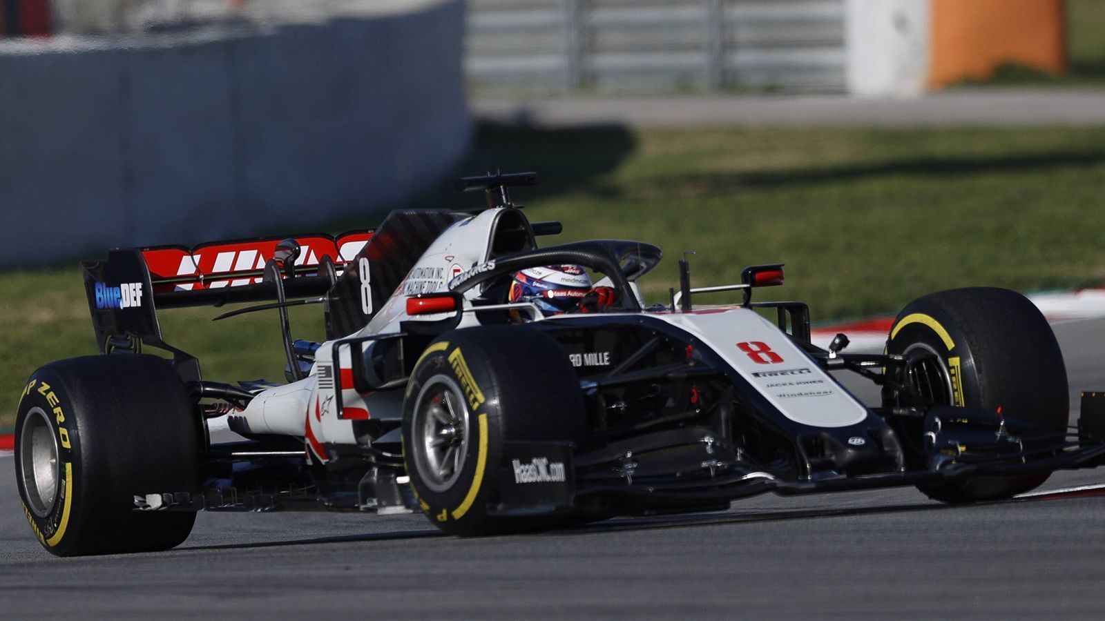 
                <strong>Verlierer: Haas F1</strong><br>
                Die Saison 2019 verlief für Haas F1 irgendwo zwischen ernüchternd und desaströs. Zum Auftakt in Barcelona wurde es nur unwesentlich besser. Das Team spulte die wenigsten Runden ab, zum Abschluss gab es dann auch noch sinnbildlich für die Situation einen Crash. Doch die Beteiligten bleiben positiv – schlimmer als 2019 kann es kaum werden. Wobei: Da konnte man zumindest Williams hinter sich lassen. Doch selbst das ist ja nicht mehr sicher.
              