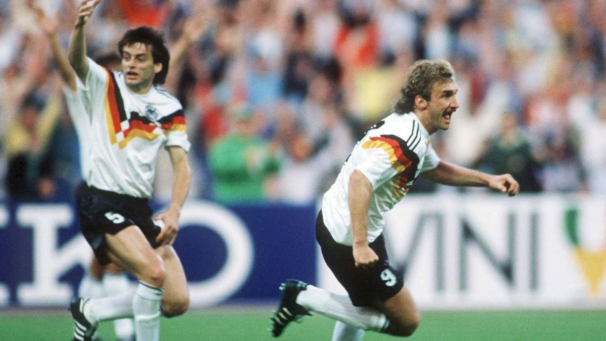 <strong>EM 1988, 3. Spieltag, Deutschland - Spanien 2:0</strong><br>Die Mannschaft von Beckenbauer erfüllte diese Bedingung und schnappte sich sogar die maximale Punkteausbeute. Der heutige Sportdirektor Völler trotzte der Kritik an seinen bisherigen Leistungen und knipste im Münchner Olympiastadion damals gleich doppelt. Für einen Platz auf dem Treppchen reichte das trotzdem nicht: Der spätere Weltmeister Niederlande bezwang Deutschland im Halbfinale mit 2:1.