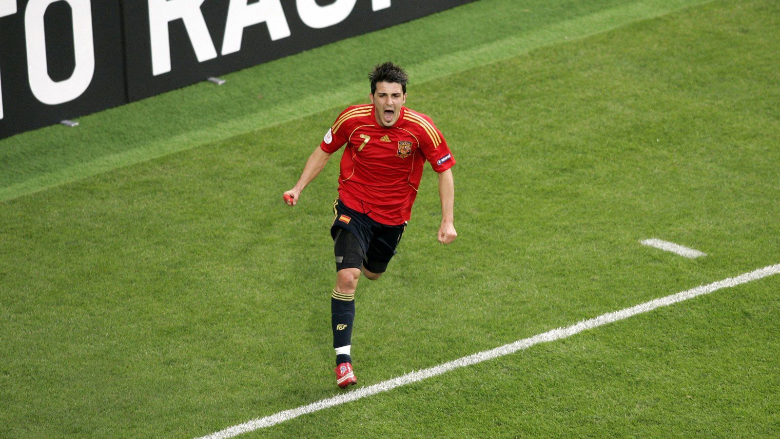 
                <strong>EM 2008: David Villa (Spanien)</strong><br>
                &#x2022; Treffer bei der EM-Endrunde: 4 -<br>&#x2022; Endplatzierung Spaniens: Sieger<br>
              