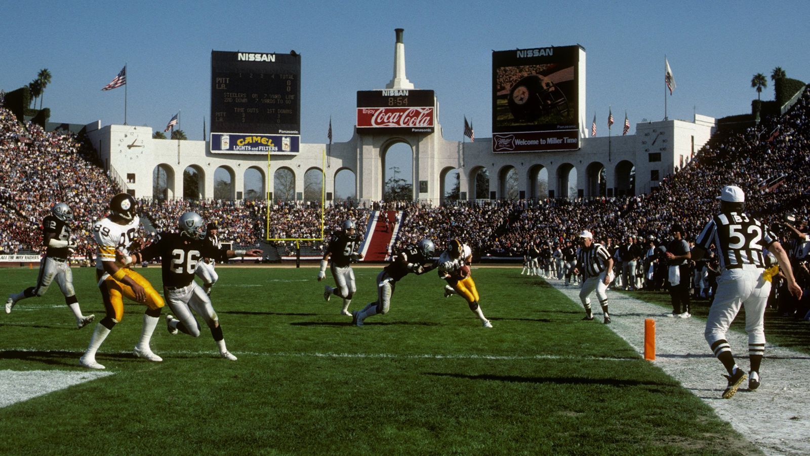
                <strong>Pittsburgh Steelers gegen Las Vegas Raiders (13-17)</strong><br>
                Die Rivalität zwischen den Steelers und den Raiders begründet sich vor allem auf die 70er- und 80er-Jahre, angefangen mit dem Franco-Harris-Catch in der Divisional Round der Playoffs 1972, die den Steelers 30 Sekunden vor Ende der Partie den Sieg bescherte. In den Folgejahren kam es immer wieder im AFC Championship Game zum Duell der beiden Teams. Der Sieger gewann im Anschluss auch immer den Super Bowl. Dies waren in den Saisons 1974 und 1975 die Steelers, 1976 die Raiders. Am 1. Januar 1984 war in der Divisional Round Pittsburgh die Hürde für die Raiders auf dem Weg zum Super-Bowl-Triumph. Insgesamt steht es in sechs Playoff-Duellen 3-3. Auch der Umzug der Raiders nach Las Vegas dürfte der Rivalität keinen Abbruch tun. Denn die lebte auch während der zwischenzeitlichen Station in Los Angeles weiter.
              