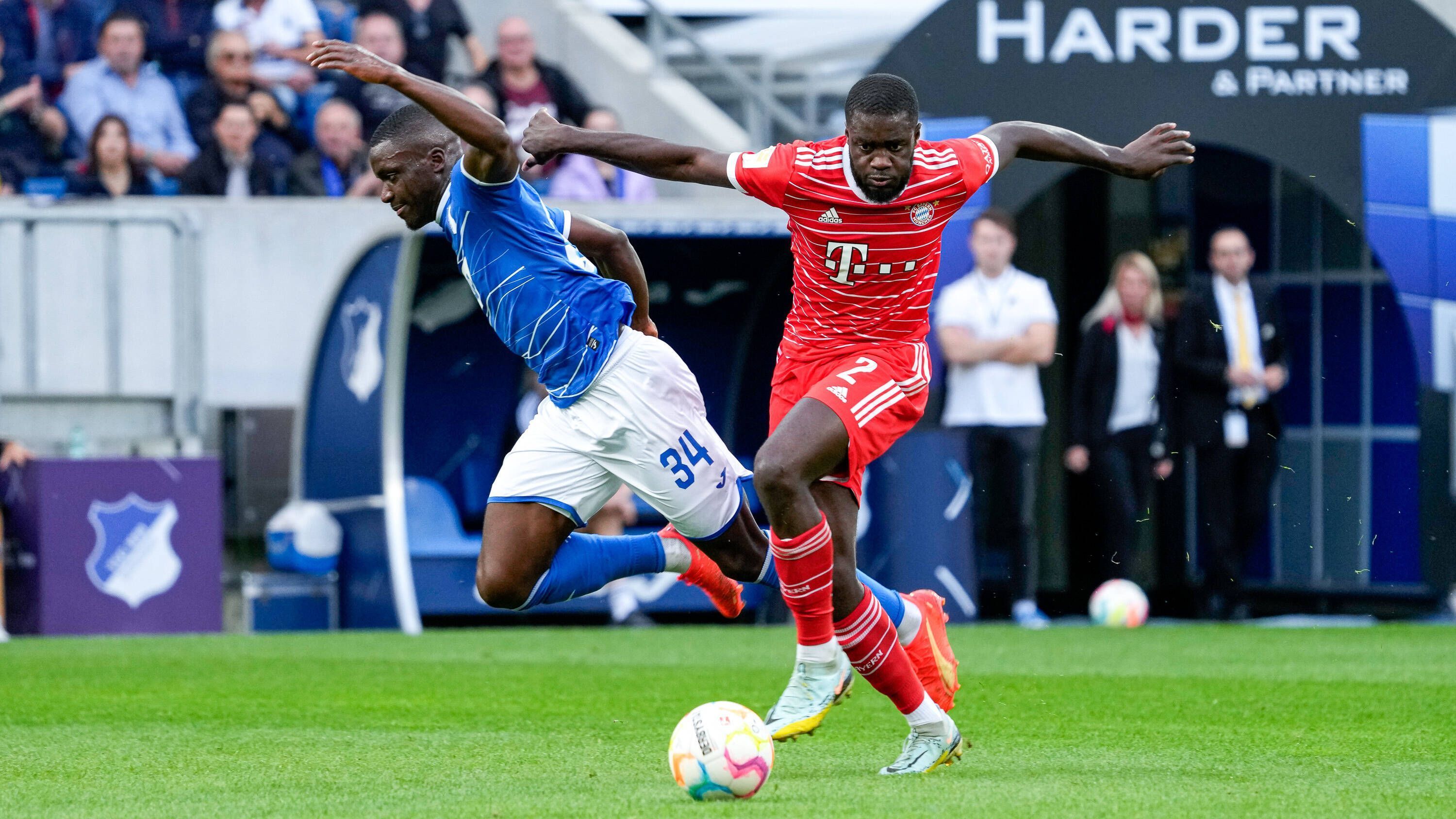 
                <strong>Dayot Upamecano</strong><br>
                In der Defensive hat der Franzose in den meisten Situationen alles im Griff, kann sich sogar ab und an mit nach vorne einschalten. Nach einer Ecke kommt Dayot Upamecano im zweiten Durchgang per Kopf aussichtsreich zum Abschluss, scheitert aber an Baumann. Gut 20 Minuten vor dem Ende steht er genau richtig, um vor der Linie für den geschlagenen Ulreich zu retten. ran-Note: 2
              