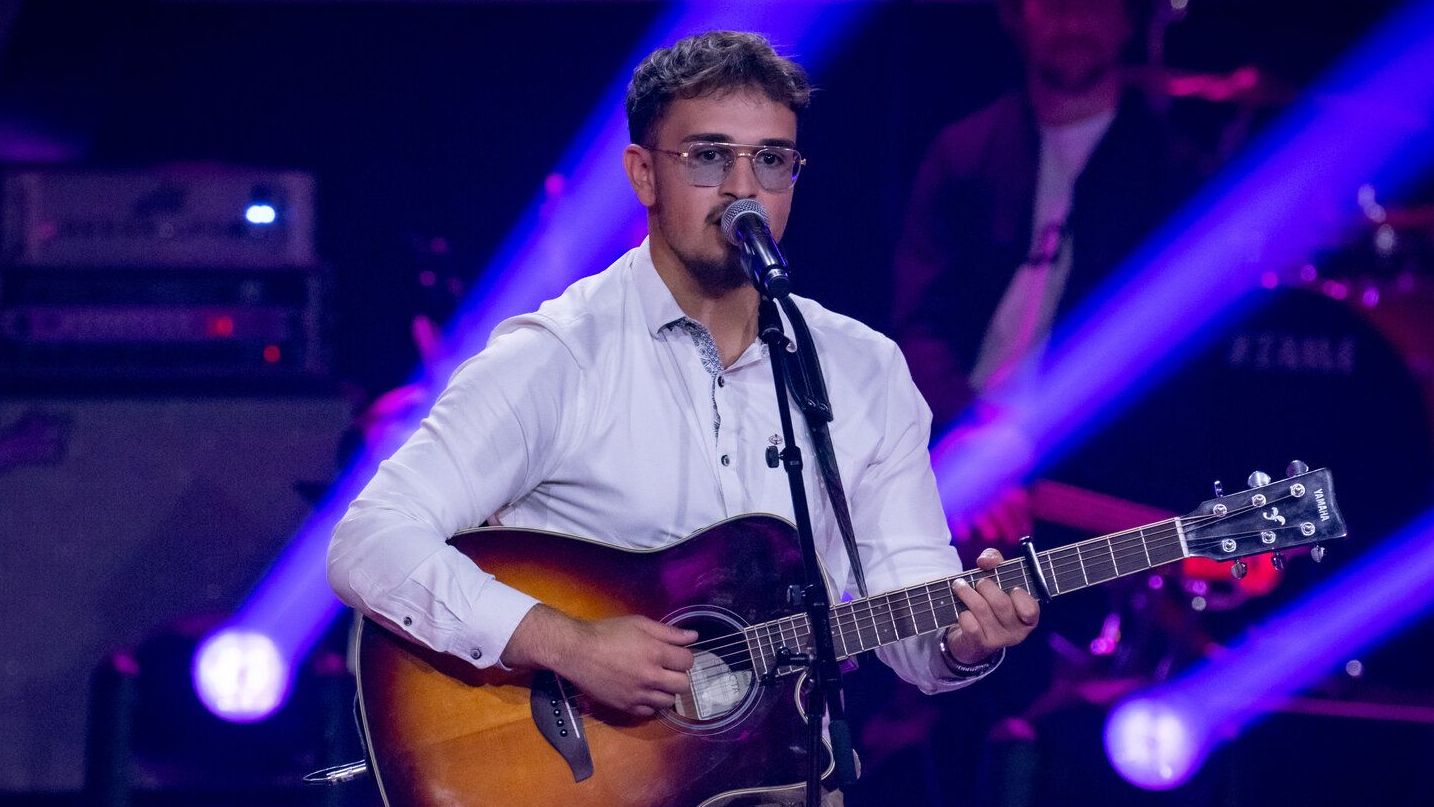 Jakob Trcka (19) aus der Nähe von&nbsp;Gmunden in Österreich singt&nbsp;"Be Alright" von Dean Lewis -&nbsp;"Ich will auf die 'The Voice'-Bühne, um den Leuten zu zeigen, was in mir steckt, um gesehen zu werden und um meine Musik zu teilen."