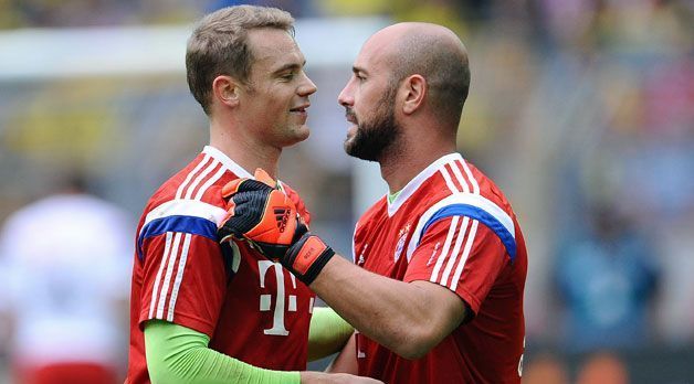 
                <strong>Manuel Neuer und Pepe Reina (FC Bayern München)</strong><br>
                Manuel Neuer und Pepe Reina: Deutlich weniger Geduld als Cudicini in London beweist Pepe Reina (re.) in München. Dieses Mal ist er es, der als Neuer eben nicht an Neuer vorbeikommt. Obwohl diese Tatsache selbst für den Spanier wenig überraschend kommen sollte, hat er nach einem Jahr genug und kehrt zum SSC Neapel zurück.
              