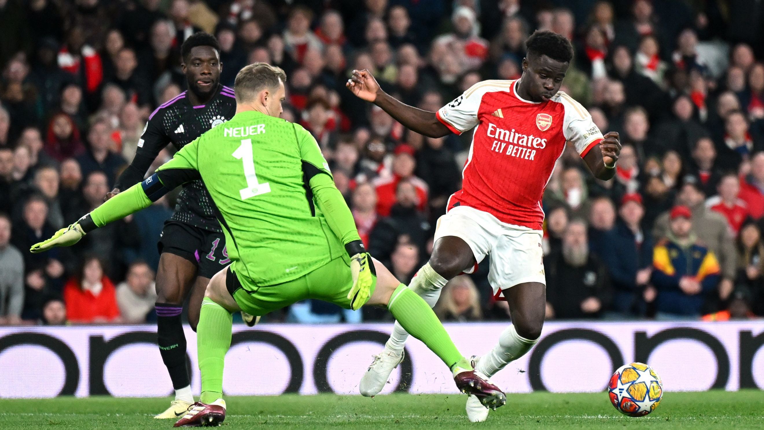 <strong>Daily Mail (England)</strong><br>"Bukayo Saka und seine Arsenal-Kollegen waren wütend, nachdem ihnen in den letzten Sekunden des Champions-League-Spiels gegen Bayern München ein Elfmeter verweigert worden war."