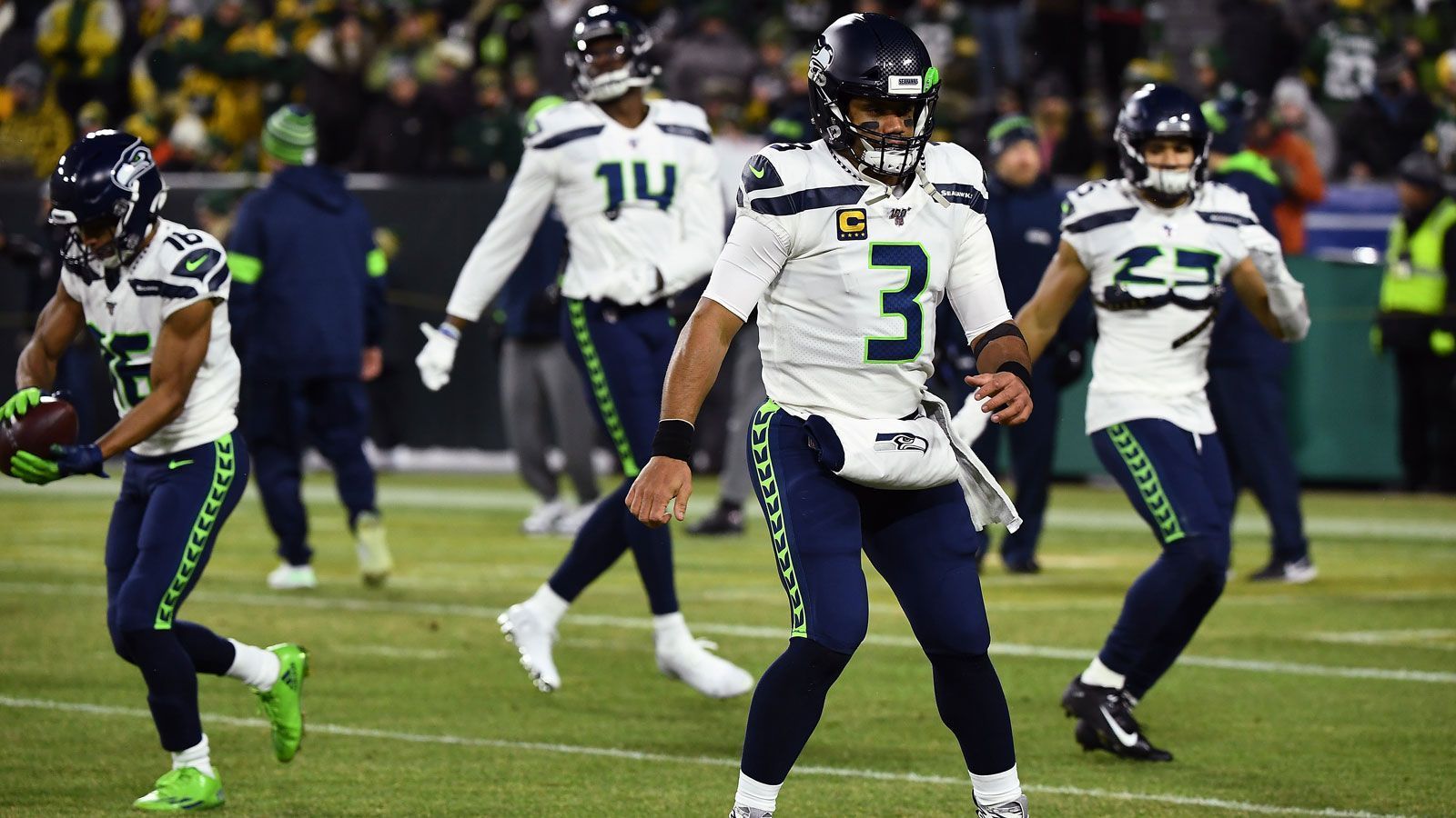 
                <strong>Gewinner: Seattle Seahawks</strong><br>
                Seit dem Super-Bowl-Triumph vor sechs Jahren zählen die Seattle Seahawks Saison für Saison zu den heißen Anwärtern auf den Titel. Und mit dem Adams-Deal natürlich noch ein bisschen mehr. Immerhin wurde einer der besten Safeties der Liga an Land gezogen, was Hoffnungen auf die "Legion of Boom 2.0" nährt. Wahrscheinlich schmerzen die verlorenen Erstrunden-Picks der kommenden beiden Spielzeiten die Seahawks auch deutlich weniger als es bei anderen Klubs der Fall wäre. Denn bei der Draft-Lotterie bewies Seattle selten ein glückliches Händchen und gerade im kommenden Jahr dürfte sich die Talente-Ziehung angesichts der unsicheren College-Situation wegen der Corona-Pandemie als äußerst kompliziert erweisen.
              