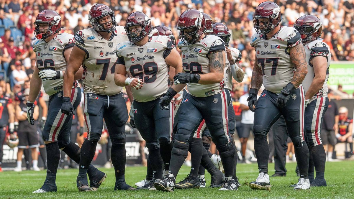 Die Rhein Fire Offense vor dem naechsten Angriff, David Weinstock (Rhein Fire, 69), Sven Breidenbach (Rhein Fire, 77), Jasper Friis (Rhein Fire, 74), GER Rhein Fire vs. Berlin Thunder, Football, Eu...