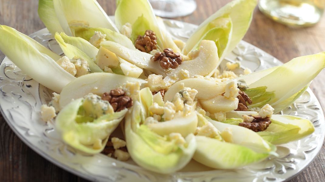 Dieser Chicorée-Salat mit Walnüssen ist perfekt für alle Kochmuffel, die sich gesund ernähren möchten.