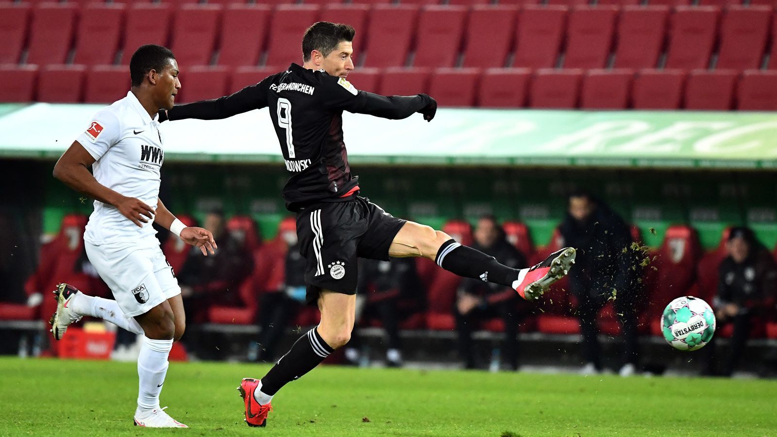 
                <strong>Robert Lewandowski</strong><br>
                Trifft in der 13. Minute vom Punkt und stellt mit seinem siebten Auswärtstreffer in Folge einen historischen Bundesliga-Rekord ein (nur vier Spieler schafften diese Marke, zuletzt Sean Dundee 2002/03). Aus dem Spiel heraus glücklos, als er in der 24. Minuten aus guter Position verzieht und kurz vor der Pause aus schwierigem Winkel den Pfosten trifft. Holte sich zudem auffällig oft die Bälle sehr tief in der eigenen Hälfte ab. In der zweiten Halbzeit abgetaucht und in der 67. Minute angeschlagen ausgewechselt. ran-Note: 3
              