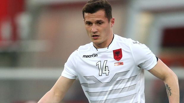 
                <strong>Taulant Xhaka</strong><br>
                Taulant Xhaka: Granits Bruder trägt normalerweise das Trikot der albanischen Nationalmannschaft, nachdem sich der Defensiv-Allrounder nach den U-Nationalteams gegen die Schweiz entschieden hatte. Der um eineinhalb Jahre ältere Xhaka spielt seit 2010 beim FC Basel und wurde mit dem Klub vier Mal Schweizer Meister.
              