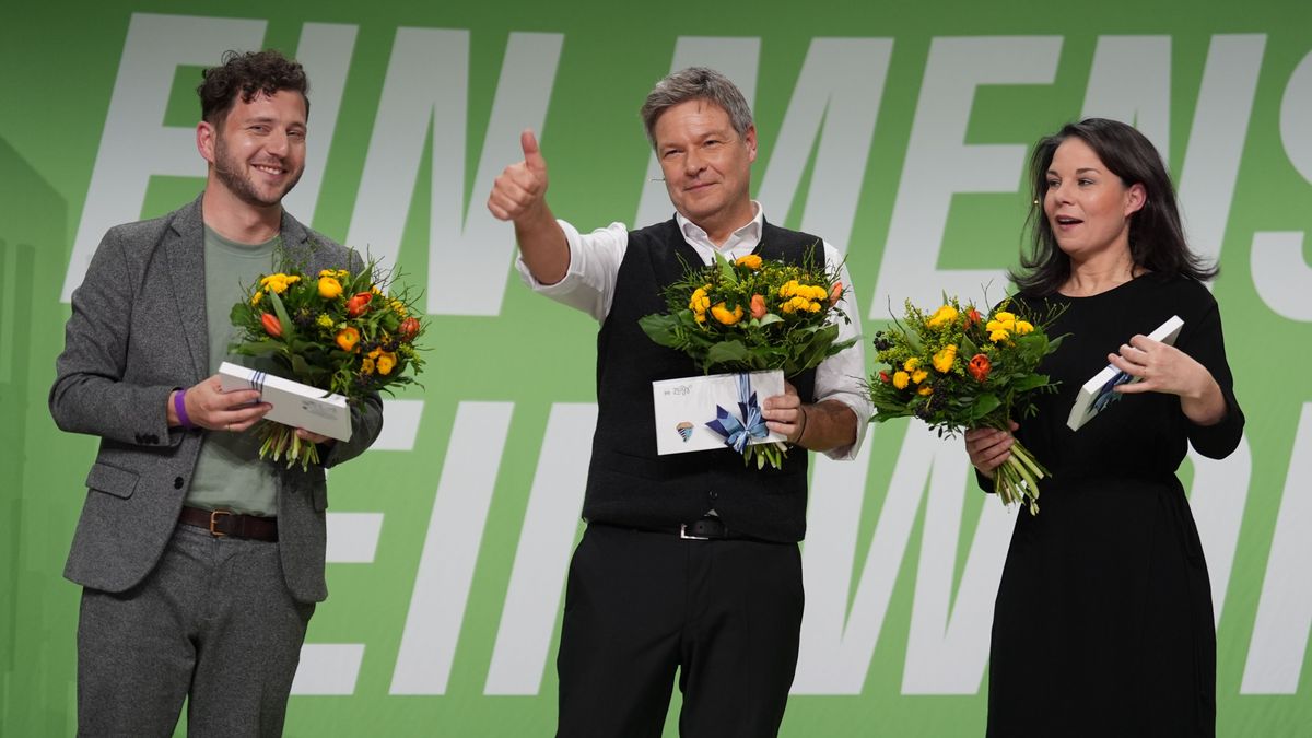 Grünen-Co-Chef Felix Banaszak fordert einen schärferen Klimaschutz von der kommenden Bundesregierung. 