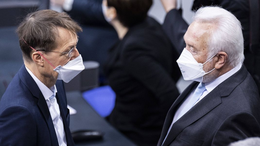 Karl Lauterbach (l.), Gesundheitsminister und Wolfgang Kubicki (r.), stellvertretender Bundesvorsitzender der FDP, 2021 im Bundestag.