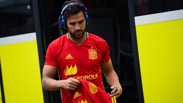 
                <strong>Cesc Fabregas (Spanien)</strong><br>
                Cesc Fabregas (Spanien): Der Welt- und Europameister hat derzeit sowohl beim FC Chelsea als auch in der spanischen Nationalmannschaft einen schweren Stand. Bei den "Blues" ist Fabregas unter Coach Antonio Conte längst kein Stammspieler mehr und deshalb auch dieses Mal bei der spanischen Seleccion nicht dabei. Sein bislang letztes Länderspiel bestritt der 29-Jährige bei der EM 2016 im Achtelfinale gegen Italien.
              