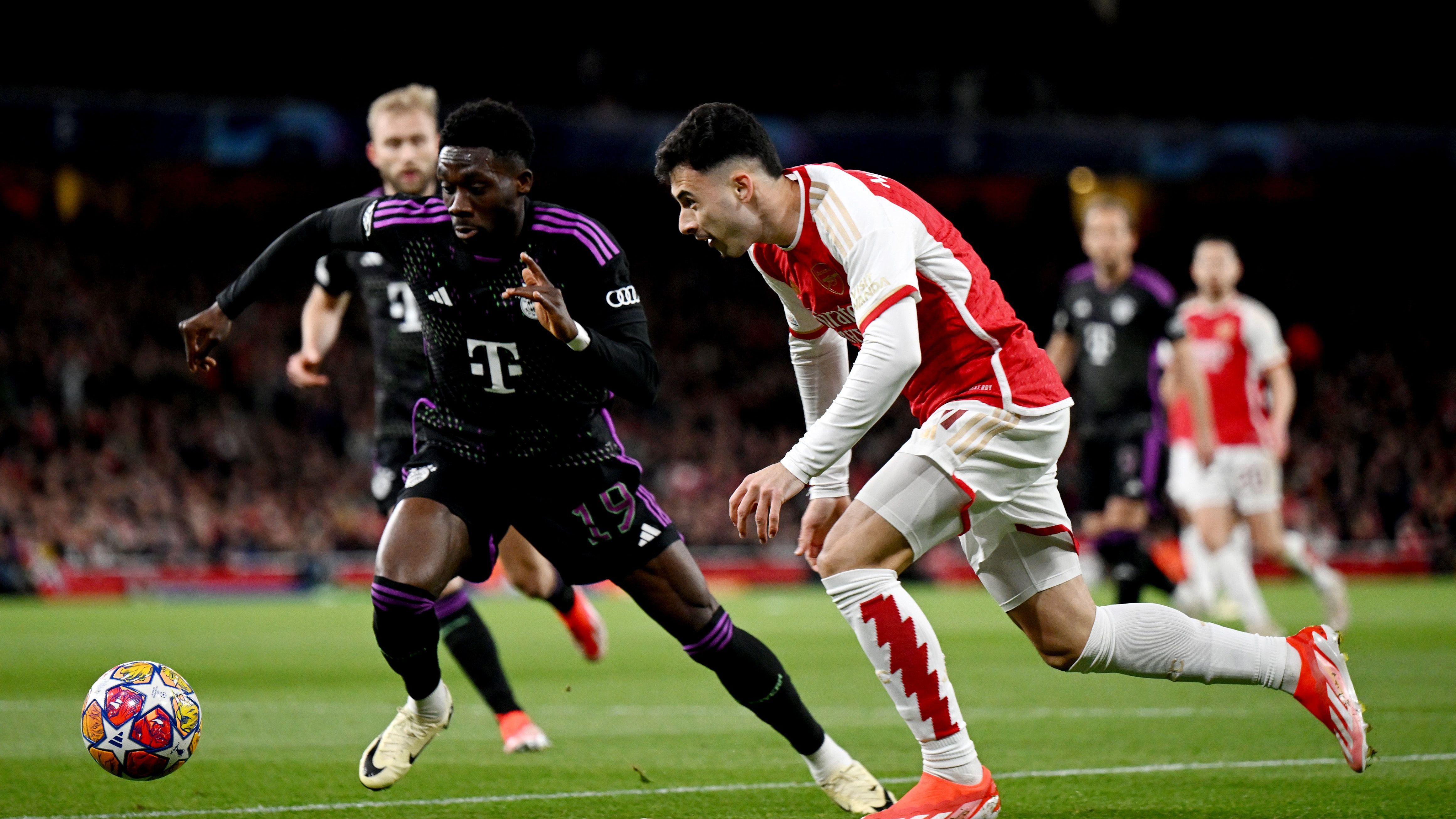 <strong>Alphonso Davies (FC Bayern München)</strong><br>Der zuletzt schwache Kanadier kann seinen Verbleib in der Anfangsformation erneut nicht rechtfertigen. Leitet mit einem Ballverlust Arsenals erste Chance durch Martinelli ein (7.) und sieht kurz danach für ein Foul an Saka Gelb, wodurch er im Rückspiel gesperrt ist. Lässt schließlich seinen Gegenspieler vor dem frühen 0:1 (13.) ziehen. Der englische Nationalspieler zeigt Davies vor der Pause schonungslos seine defensiven Defizite auf. In der zweiten Hälfte verbessert, leitet aber mit einem Einwurf zum Gegner das 2:2 ein. <strong><em>ran</em>-Note: 5</strong>