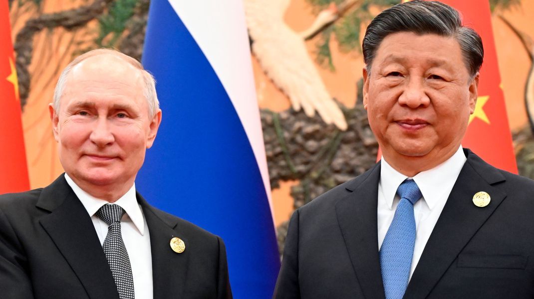 Archiv: Chinas Xi Jinping (l.) und Russlands Wladimir Putin (r.).