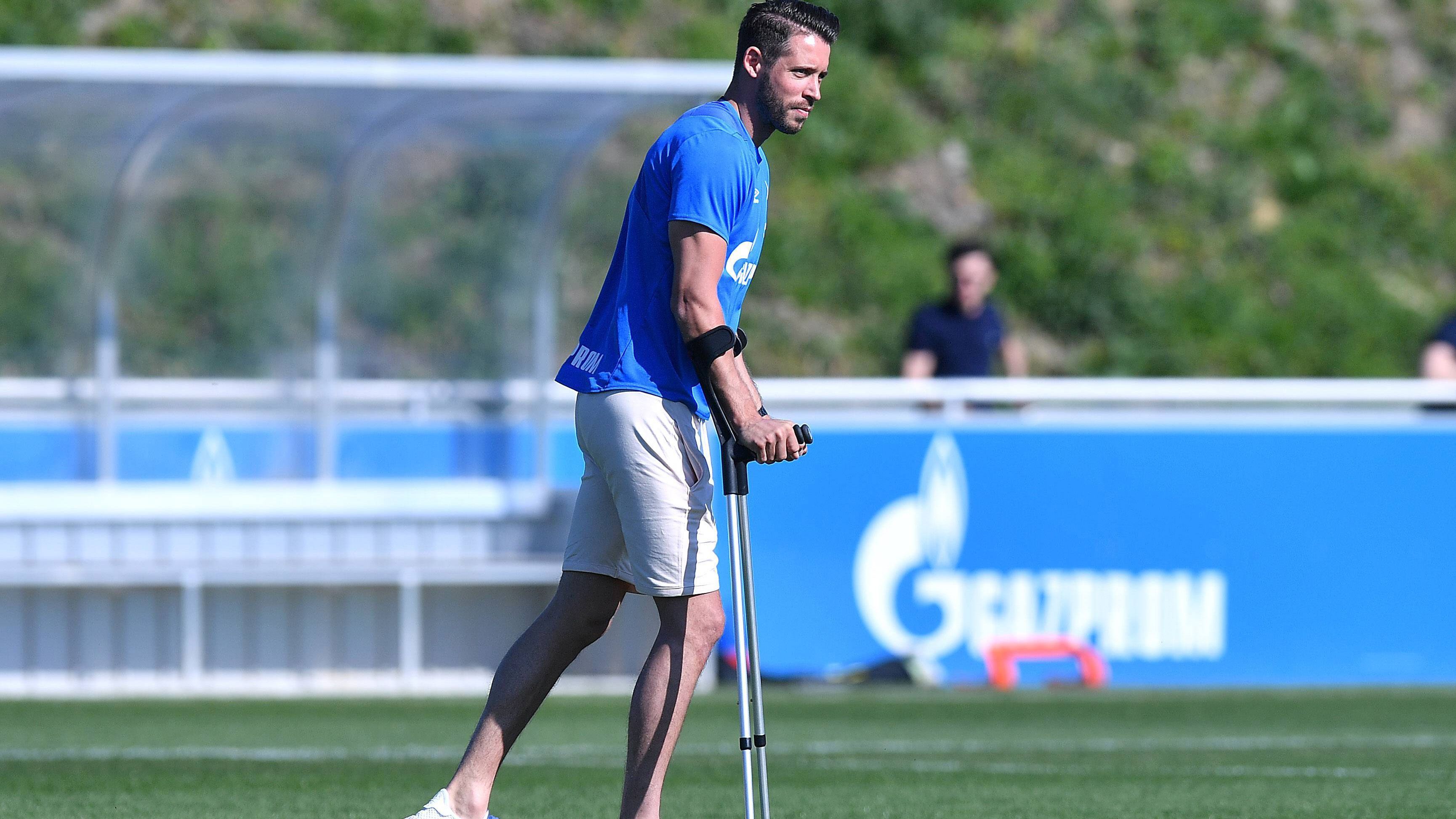 
                <strong>Mark Uth (FC Schalke 04) </strong><br>
                Der ehemalige Nationalspieler wird seit April von einer Adduktorenverletzung geplagt. Uth zog sich die Verletzung im Pokal-Viertelfinale gegen Werder Bremen zu und wurde anschließend an der rechten Leiste operiert, was ihm einige Wochen Krücken einbrachte. Mittlerweile gab der 27-Jährige beim Test gegen Alanyaspor ein Kurz-Comeback. Allerdings kam das Pokalduell gegen Drochtersen/Assel zu früh. Ob Uth rechtzeitig zum Start der Bundesliga wieder voll belastbar ist, ist derzeit noch unklar. 
              