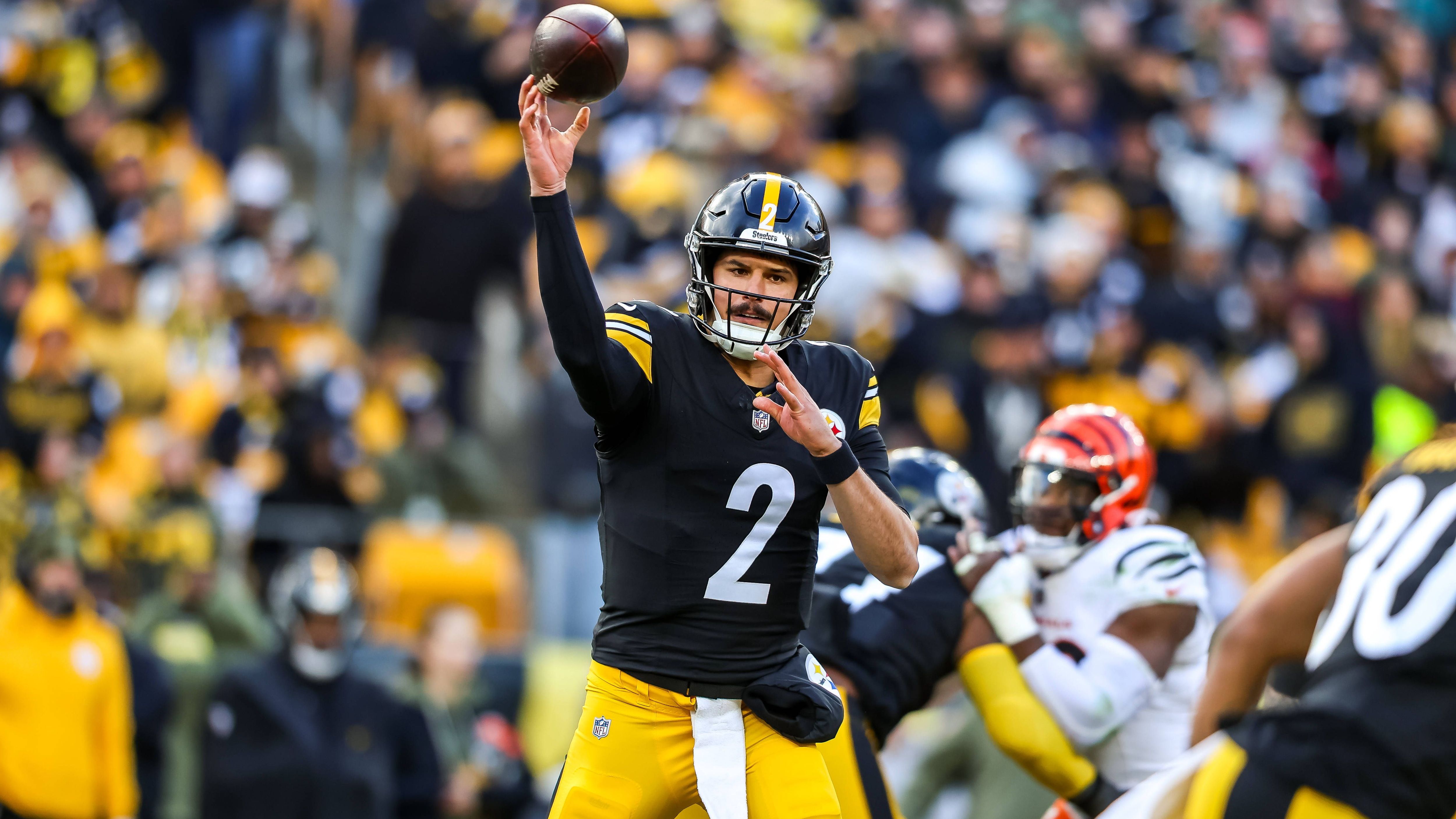 <strong>Pittsburgh Steelers<br></strong>Die Steelers müssen im nächsten Spiel gegen die Bears wohl auf ihren fast 42-jährigen Quarterback Aaron Rodgers verzichten. Laut NFL-Insider Adam Schefter wird ein leichter Bruch am linken Handgelenk vermutet, den sich Rodgers in der ersten Halbzeit gegen die Bengals zugezogen haben soll. Backup Mason Rudolph überzeugte dagegen mit 12 von 16 Pässen für 127 Yards und einem Touchdown gegen eine sehr schwache Bengals-Defense.<br>• Starter: Mason Rudolph (im Bild)<br>• Backup: Will Howard (Rookie)<br>• Practice Squad: Logan Woodside<br>• Verletzt: Skylar Thompson, Aaron Rodgers