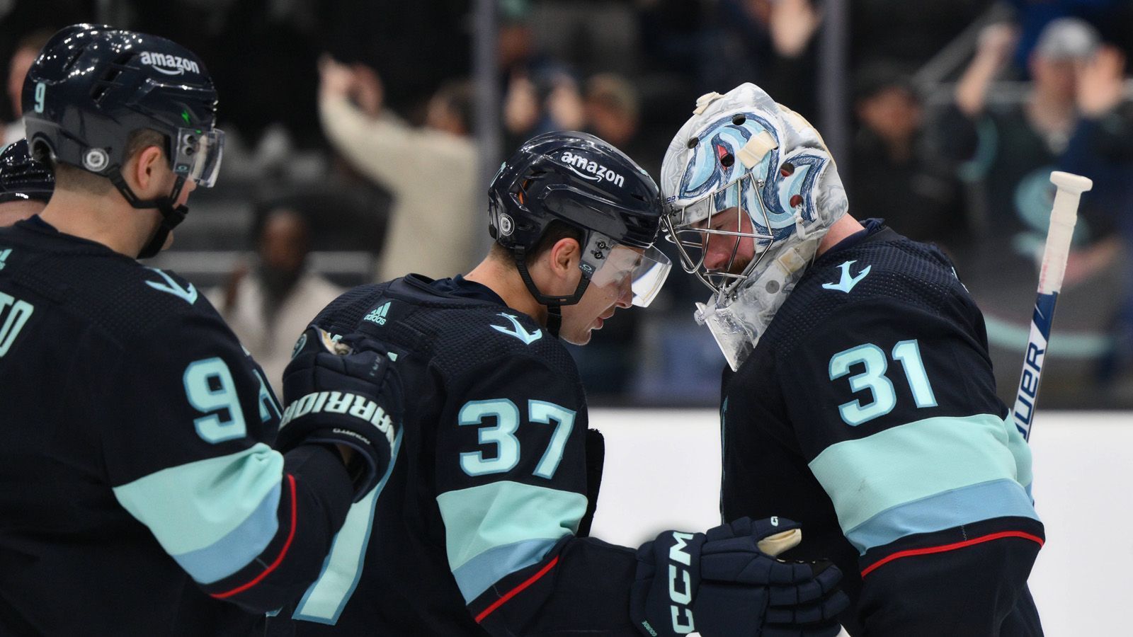 
                <strong>Seattle Kraken</strong><br>
                Philipp Grubauer steht mit den Seattle Kraken nach 78 Spieltagen sicher in den Playoffs. Für die Franchise ist es der erste Playoff-Einzug überhaupt. Der deutsche Goalie pariert beim 4:2 gegen die Arizona Coyotes 27 Schüsse und hält damit den entscheidenden Sieg fest. 
              