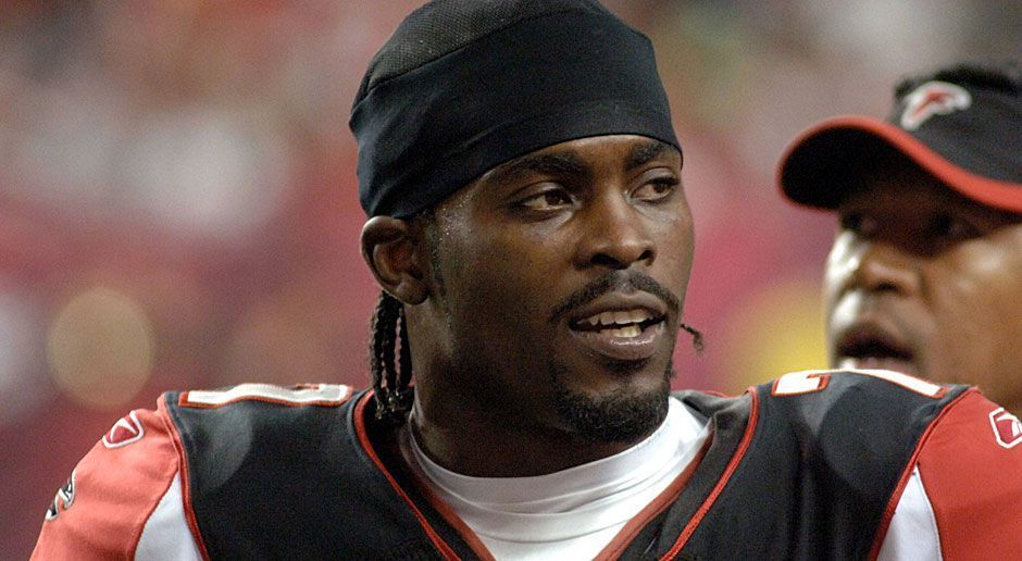 
                <strong>Michael Vick (Atlanta Falcons, 2003)</strong><br>
                Der First-Overall-Pick des Draft 2001 schien das Versprechen auf eine goldene Zukunft der Falcons zu sein. Nachdem die Saison 2002 erst in der Divisional Round mit einem 6:20 gegen die Philadelphia Eagles endete, folgte im Jahr darauf der Rückschlag: Vick brach sich in der Preseason das Wadenbein, bis zu seiner Rückkehr in Week 14 verlor das Team zehn von zwölf Spielen. Auch drei Siege aus vier Auftritten mit dem Linkshänder ebneten den Weg in die Post Season nicht mehr.
              